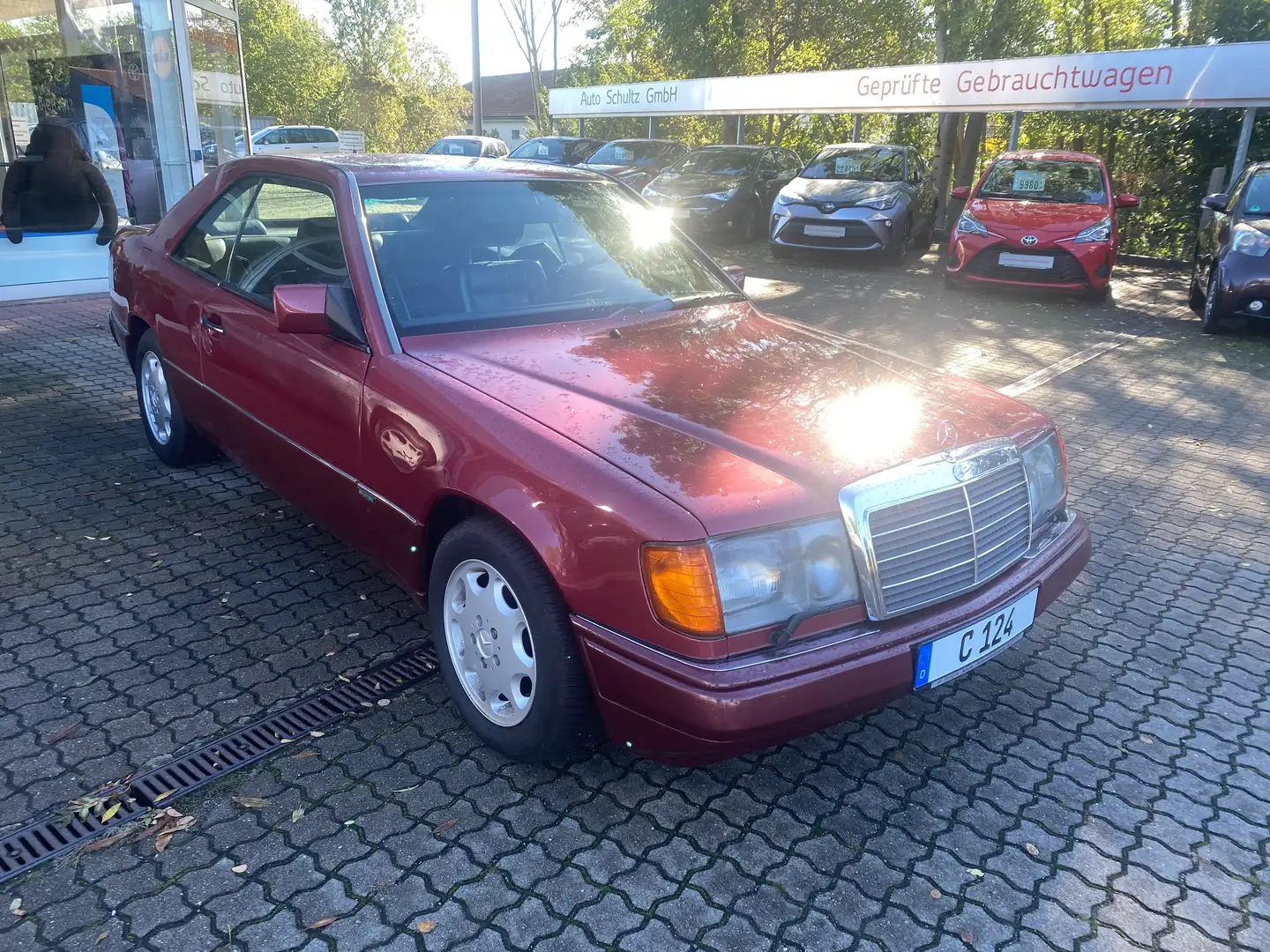 Mercedes-Benz CE 300 W124 / C124 mit zeitgemäßer Vollausstattung Червоний - 2