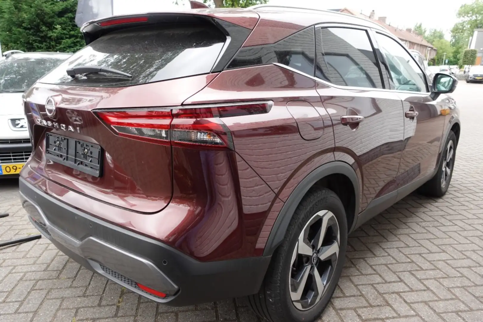 Nissan Qashqai 1.3 MHEV N Connecta  DESIGN Pack  Panorama Automaa Paars - 2