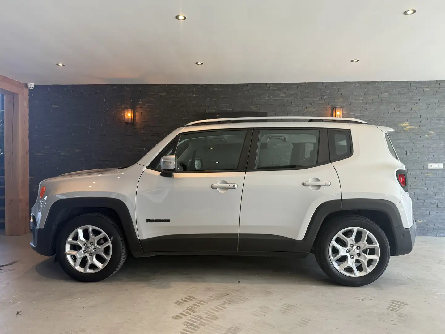 Jeep Renegade 1.4 MultiAir Bj: 2018 / Benzine / 136 PK Grijs - 2