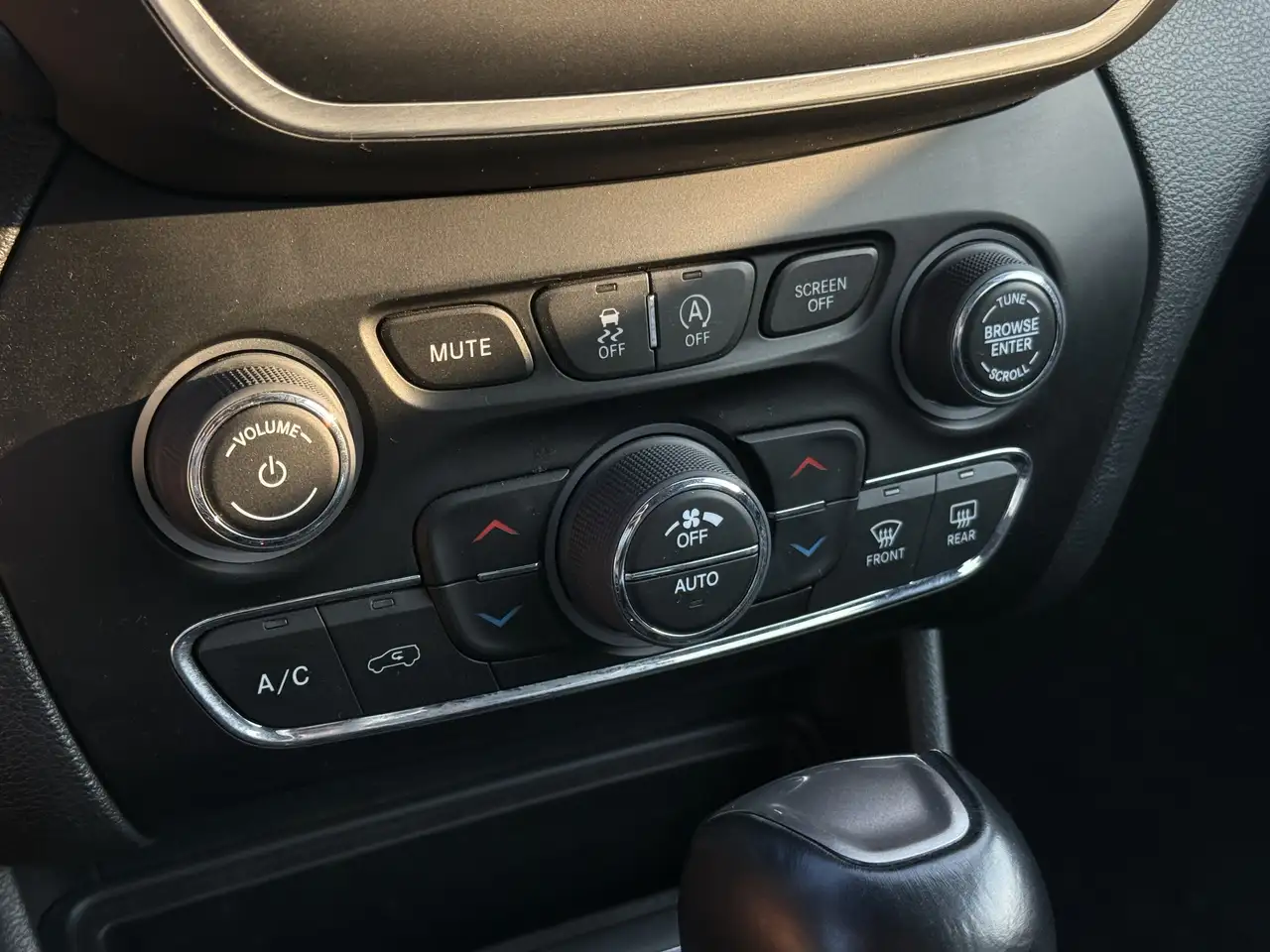 Jeep Cherokee снимка Jeep Cherokee