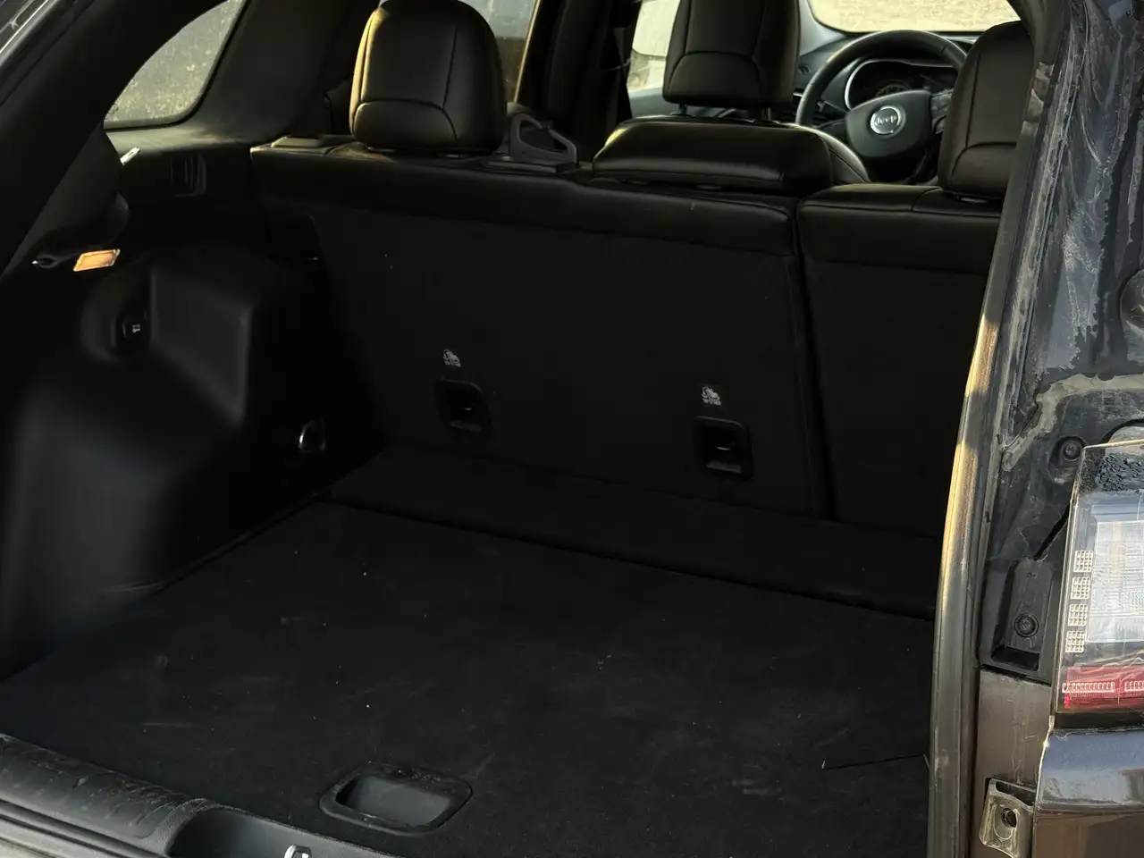 Jeep Cherokee снимка Jeep Cherokee