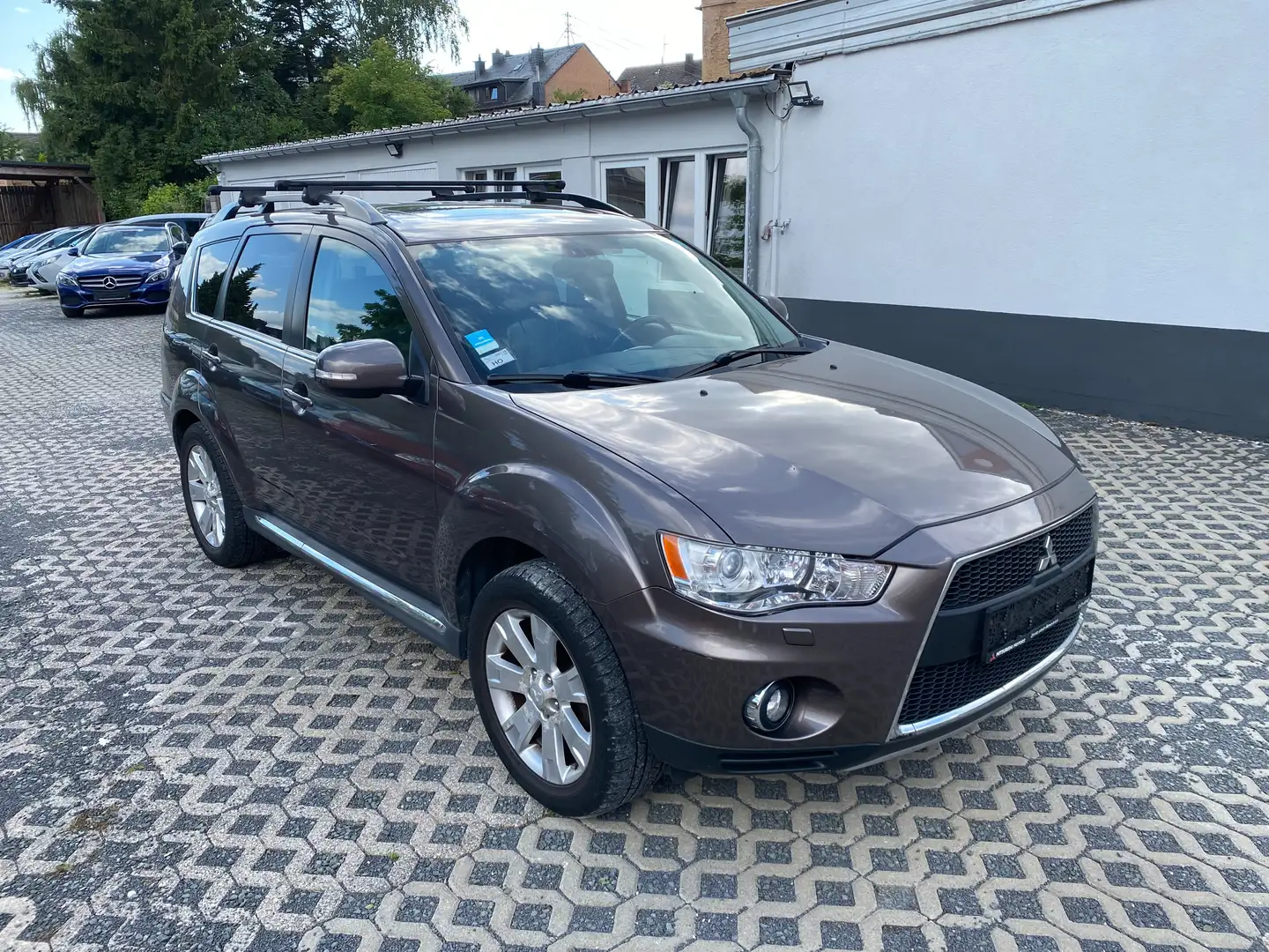 Mitsubishi Outlander Invite 4WD - Diesel, Automatik, 7 Sitzer Braun - 1