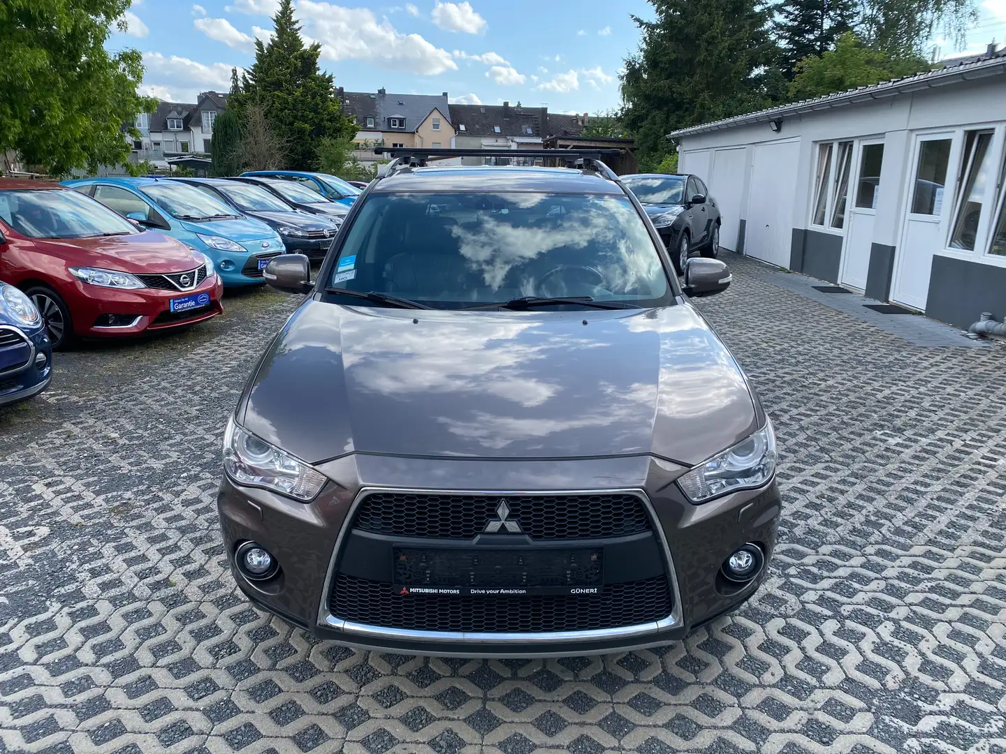 Mitsubishi Outlander Invite 4WD - Diesel, Automatik, 7 Sitzer Braun - 2