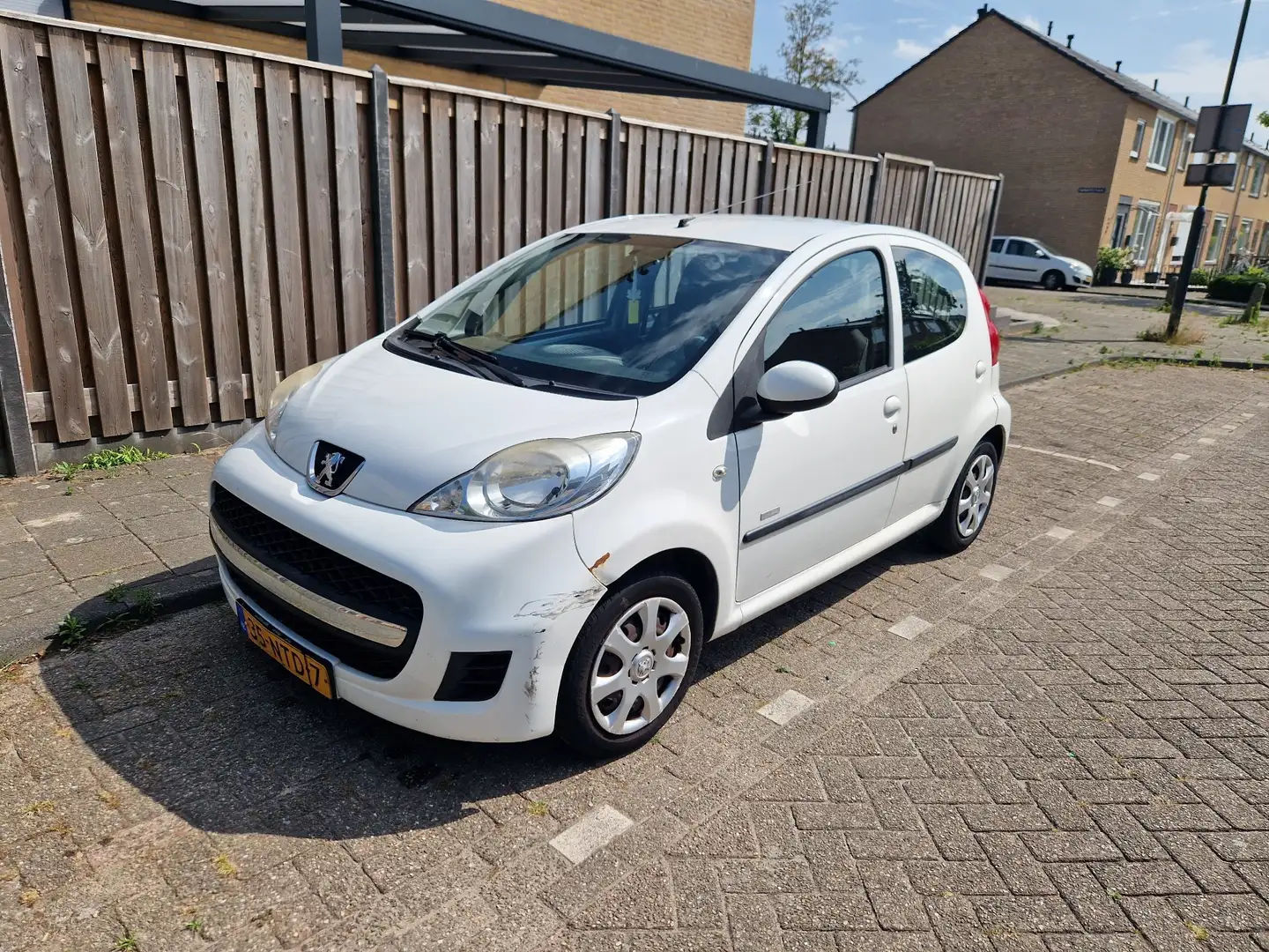 Peugeot 107 1.0-12V Millesim 200 White - 2