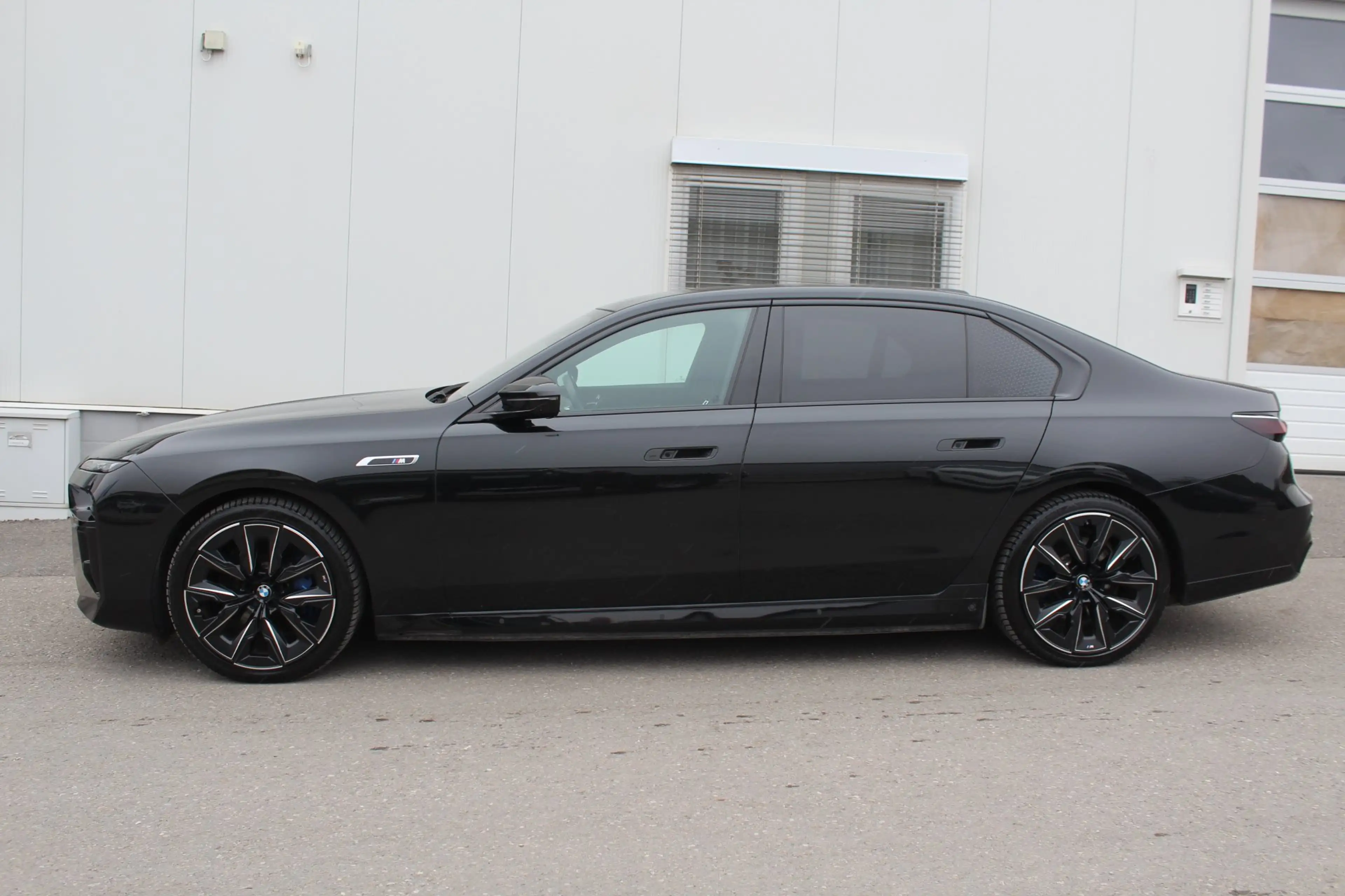 BMW i7 i7 M70 xDrive — photo 4