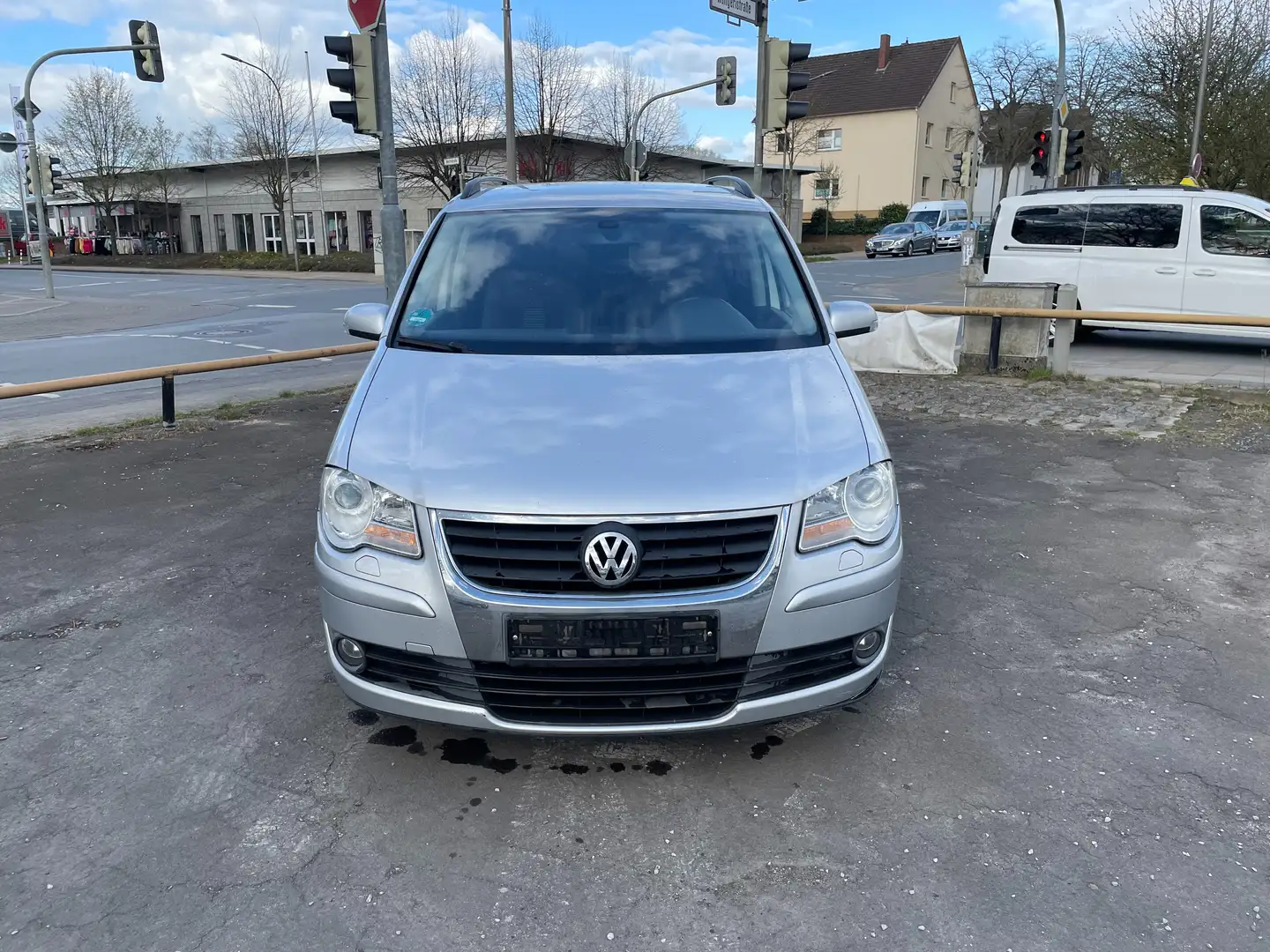 Volkswagen Touran *TEMPOMAT*KLIMAAUTOMATIK*AHK*TÜV/AU*10/2026* Gris - 2