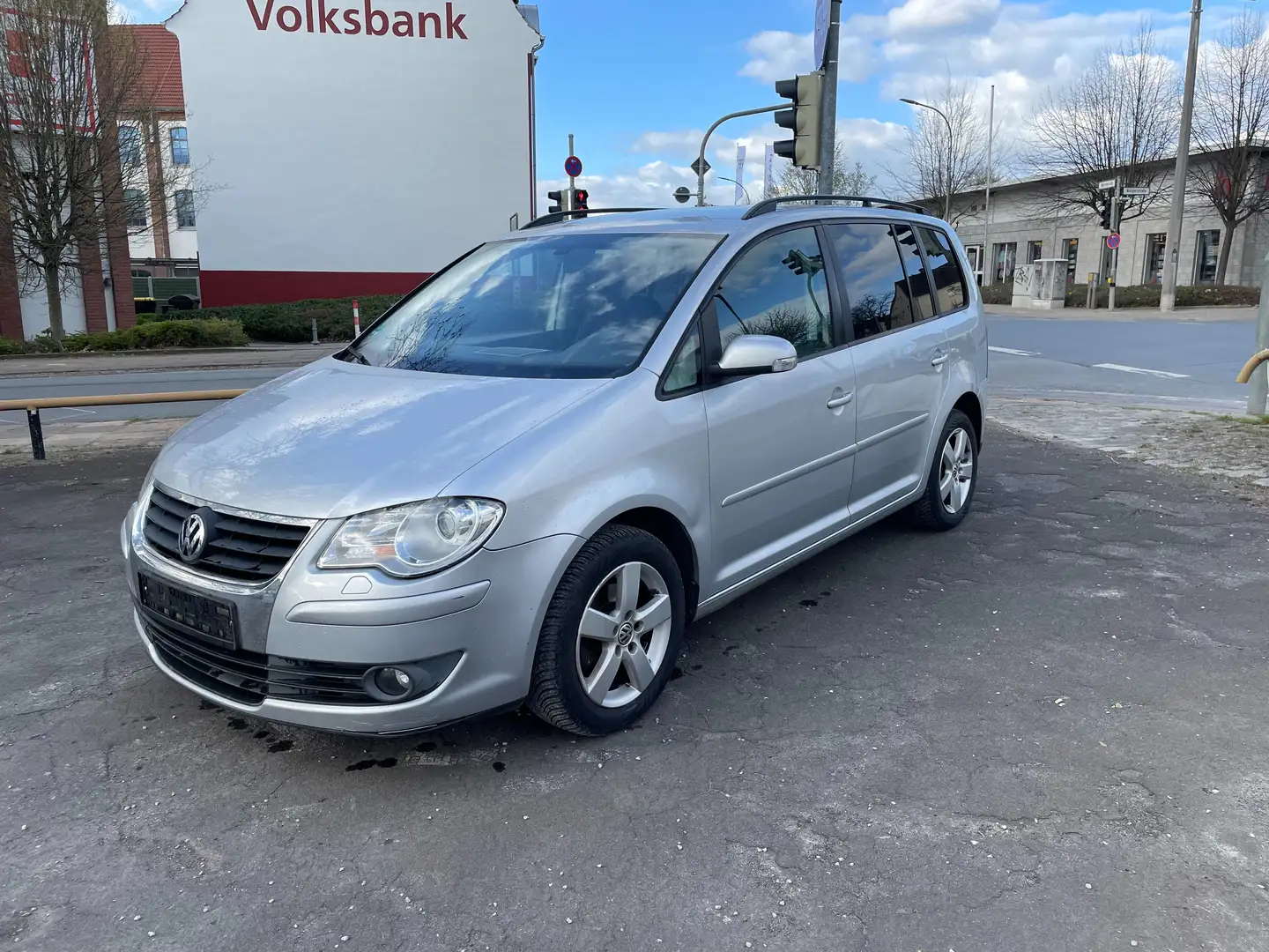 Volkswagen Touran *TEMPOMAT*KLIMAAUTOMATIK*AHK*TÜV/AU*10/2026* Gris - 1