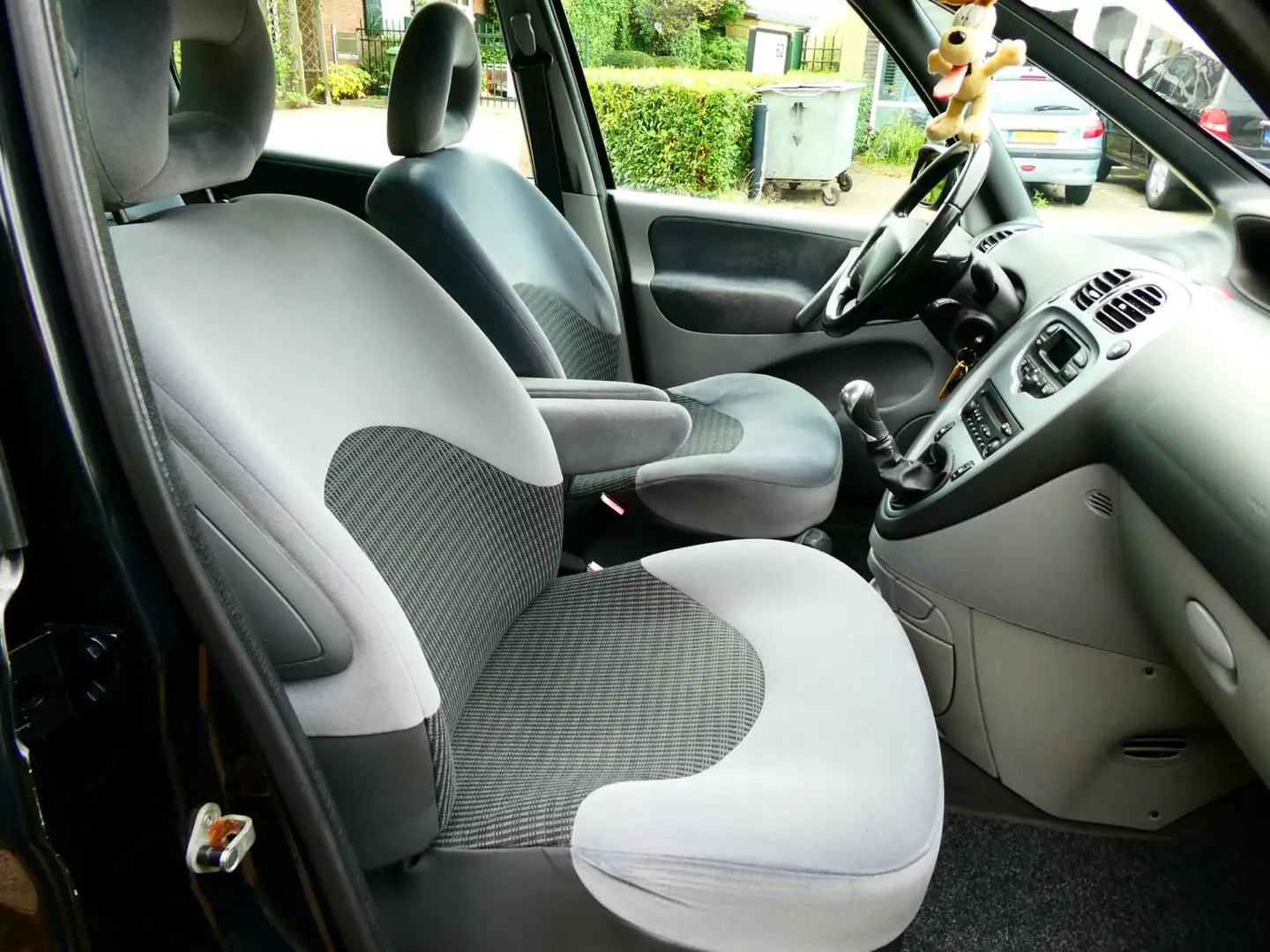 Citroen Xsara Picasso 1.6i-16V 1e eigenaar Clima Cruise PDC Hoge instap Zwart - 2