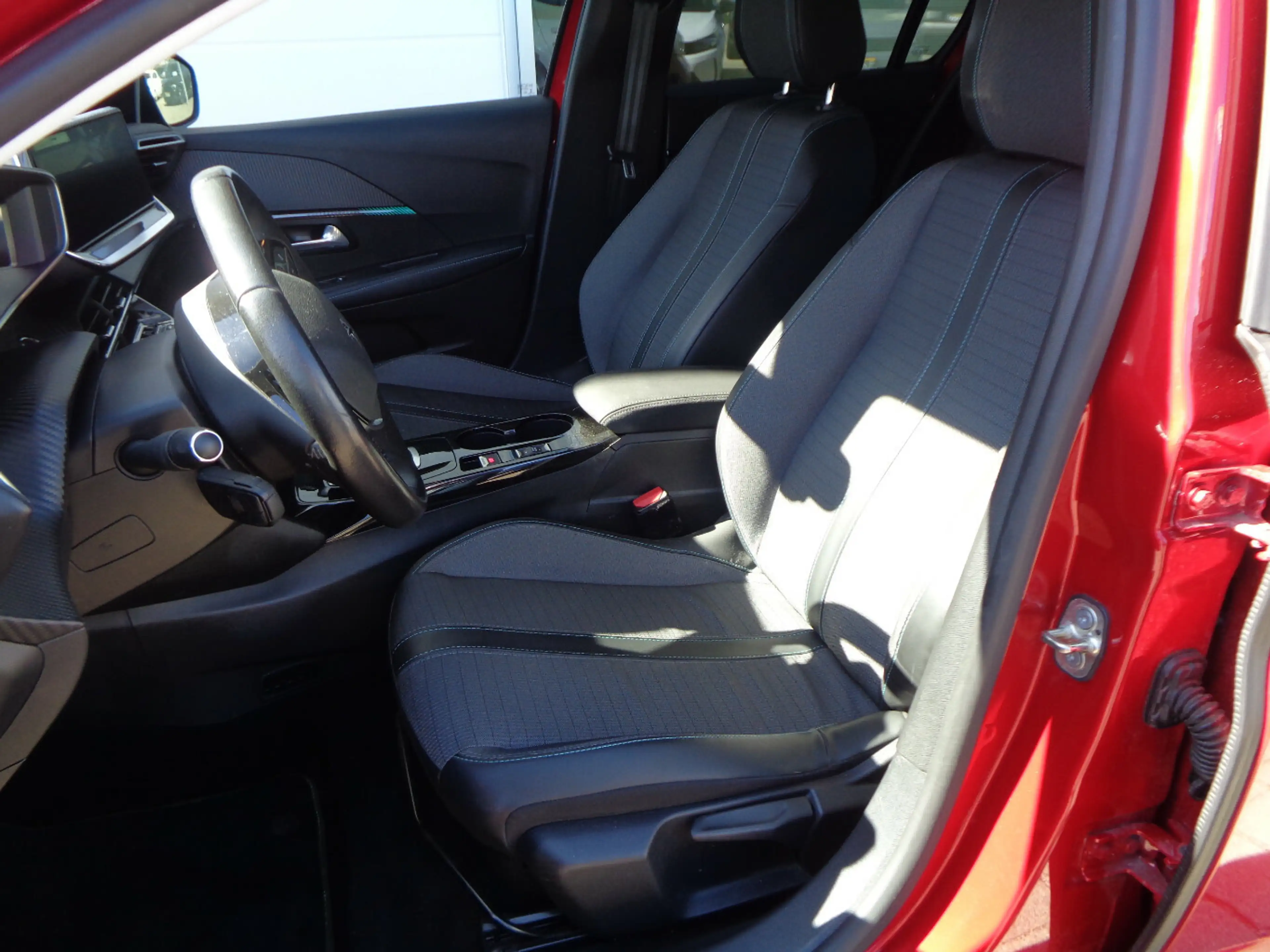 Peugeot e-208 e- Active — photo 9
