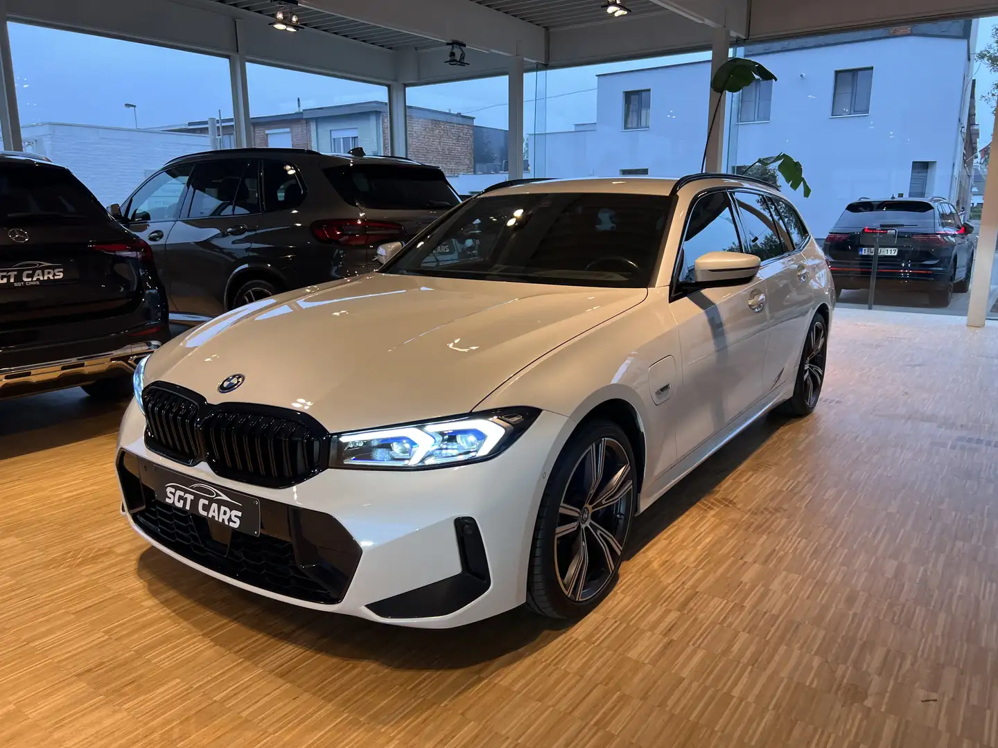 BMW 330 e xDrive Touring-ACC - Head-up - H&K-Elektr.Zetels Blanco - 2