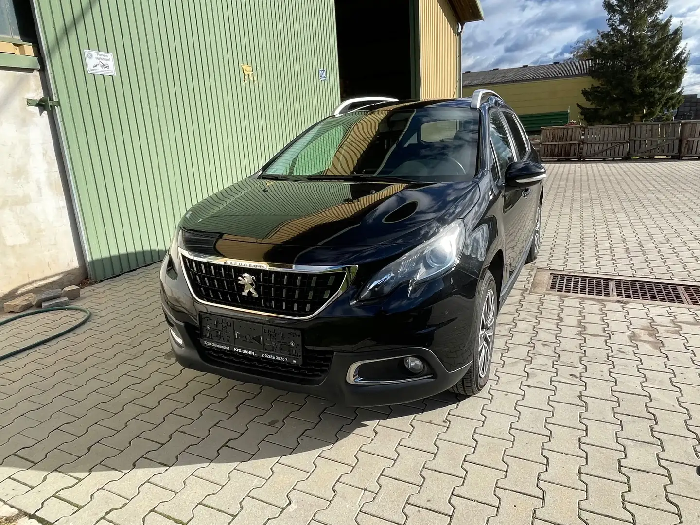 Peugeot 2008 2008 1,2 VTi Active Active Schwarz - 1