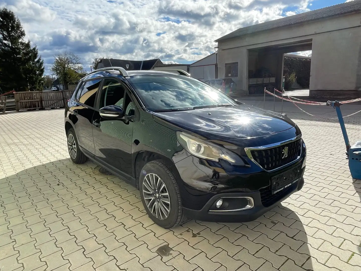 Peugeot 2008 2008 1,2 VTi Active Active Schwarz - 2