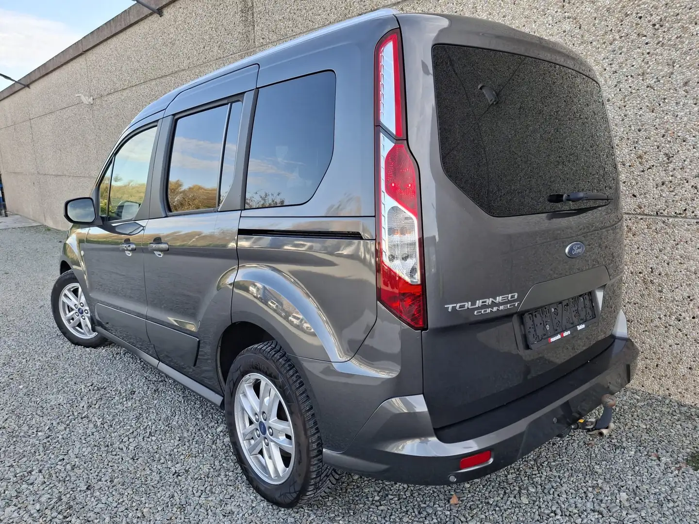 Ford Tourneo Connect 1.5 Tdci Titanium (EU6.2) 13.215 € htva Gris - 2