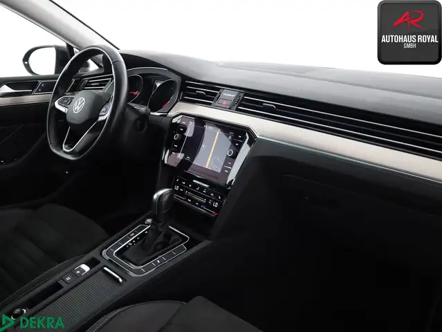 Volkswagen Passat view 11
