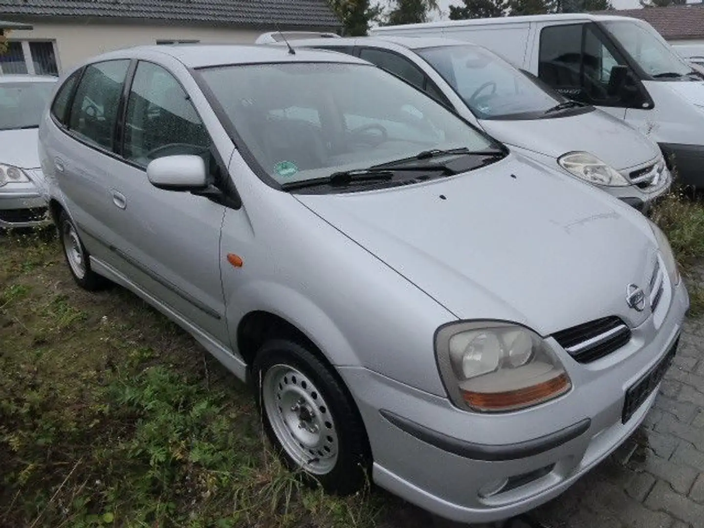 Nissan Almera Tino Silber - 2