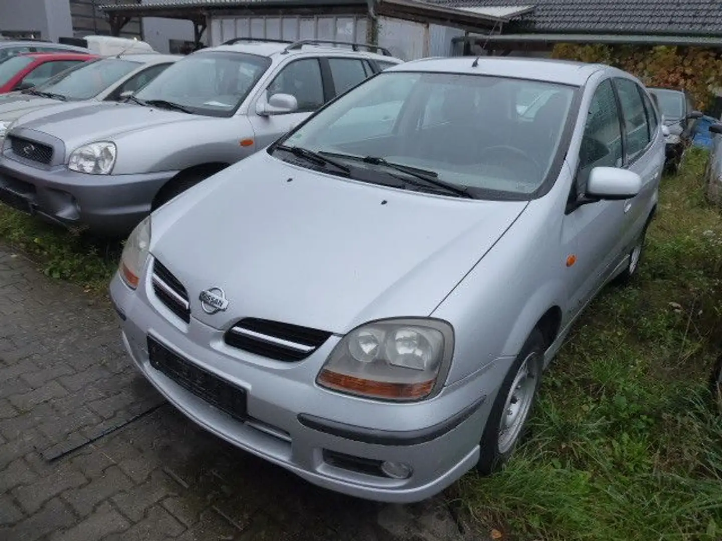 Nissan Almera Tino Silber - 1