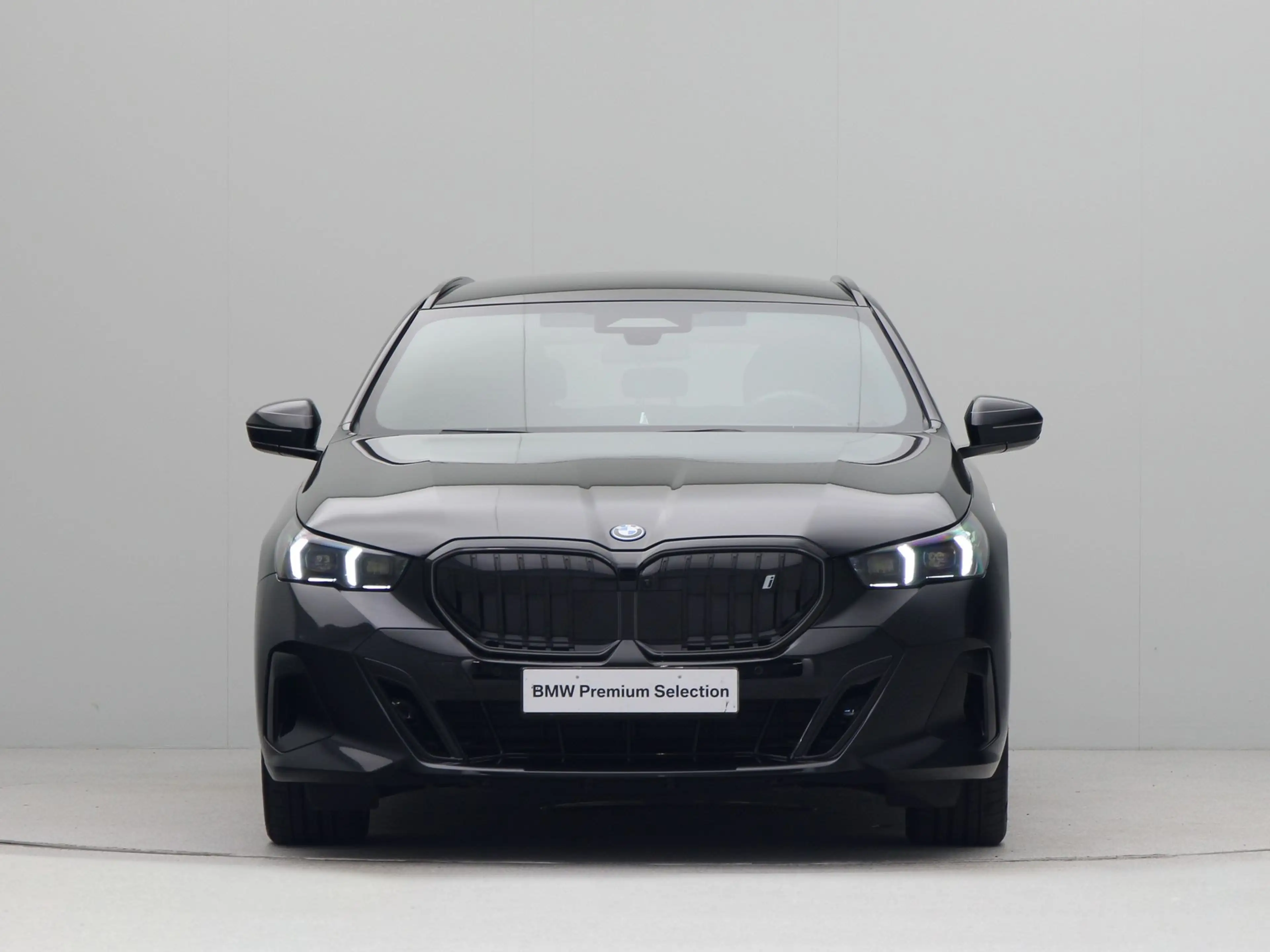 BMW i5 Touring eDrive40 84 kWh M-Sport Pro SoH 100% — photo 5