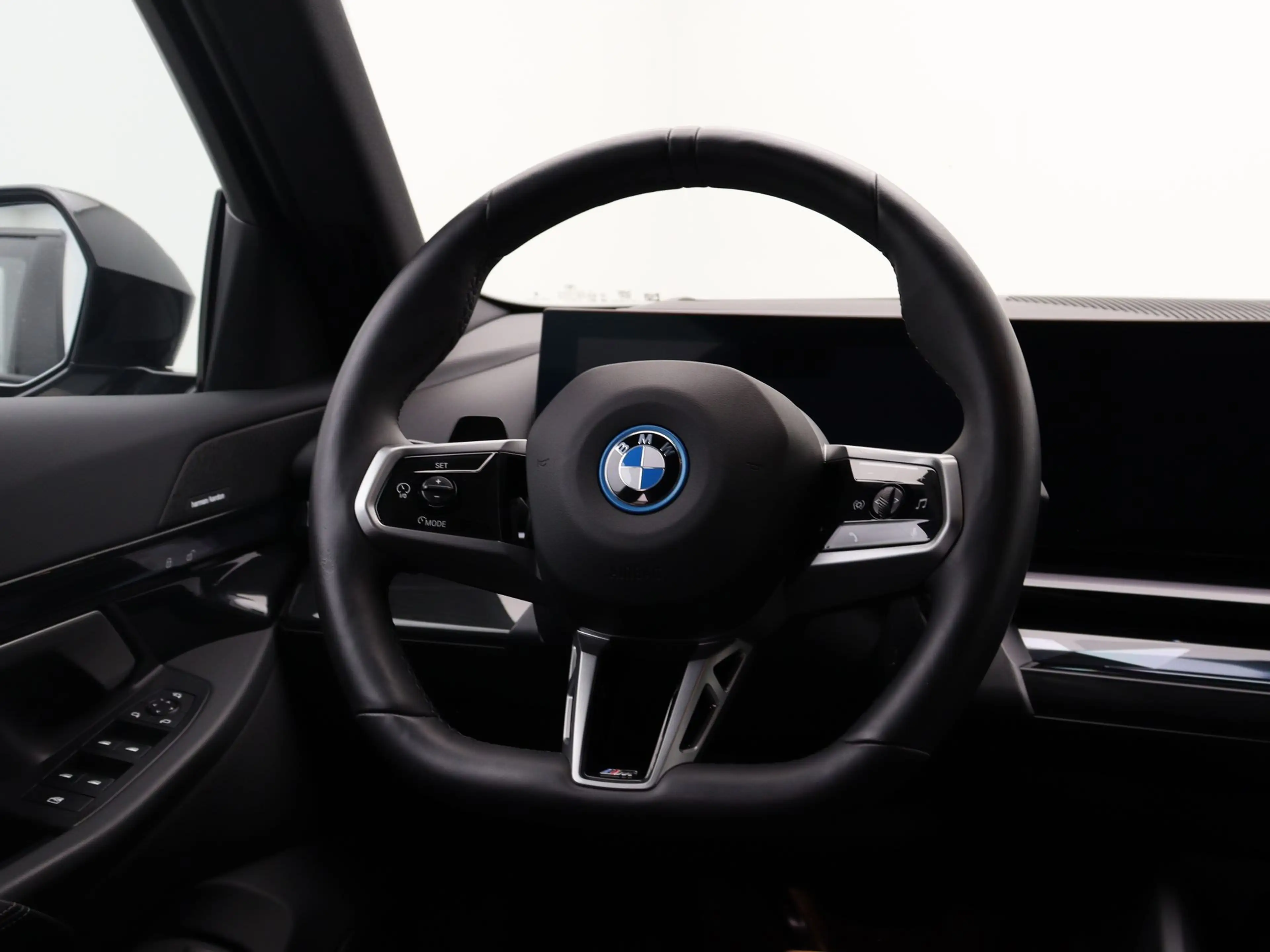 BMW i5 Touring eDrive40 84 kWh M-Sport Pro SoH 100% — photo 2