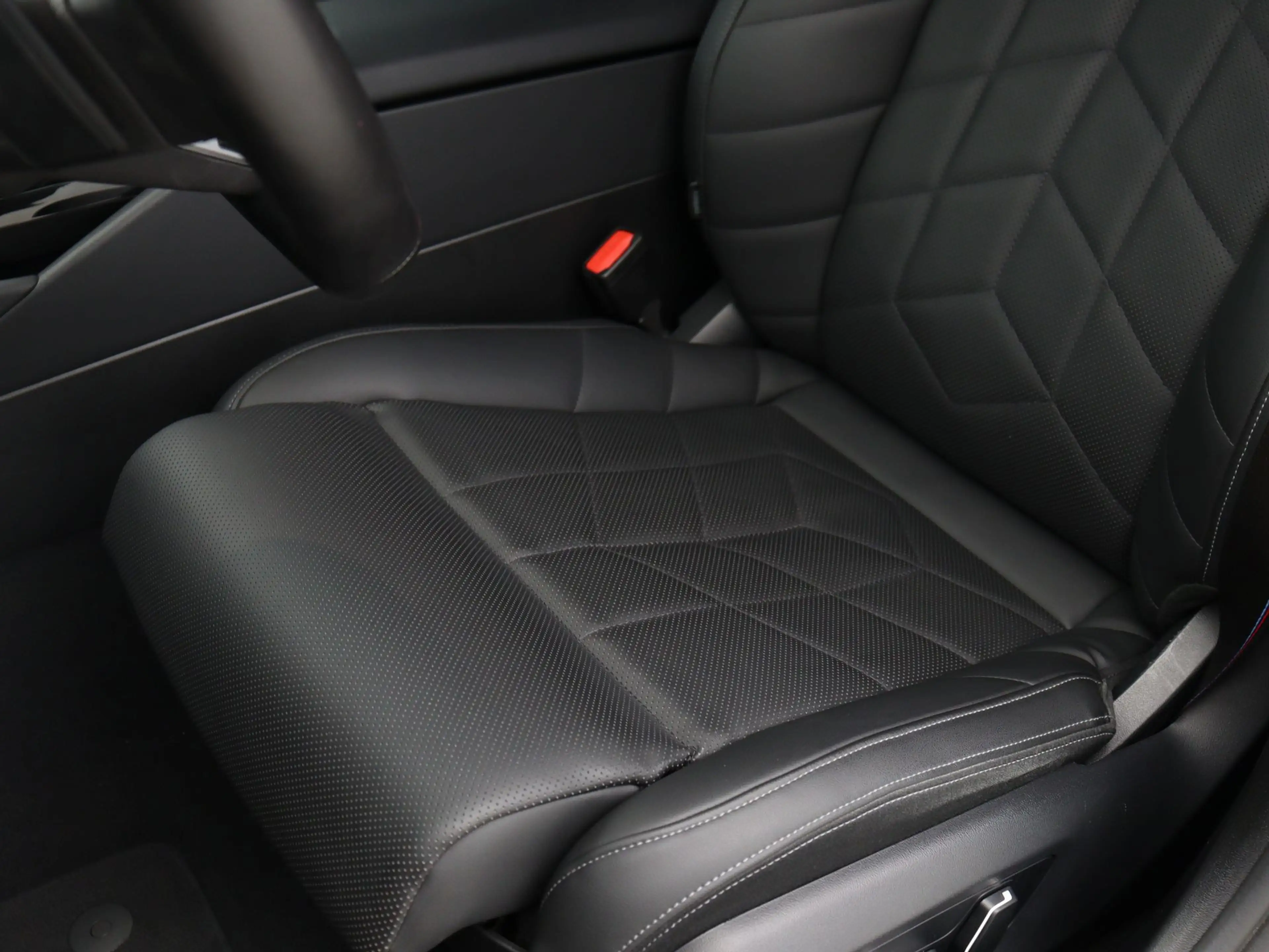 BMW i5 Touring eDrive40 84 kWh M-Sport Pro SoH 100% — photo 13
