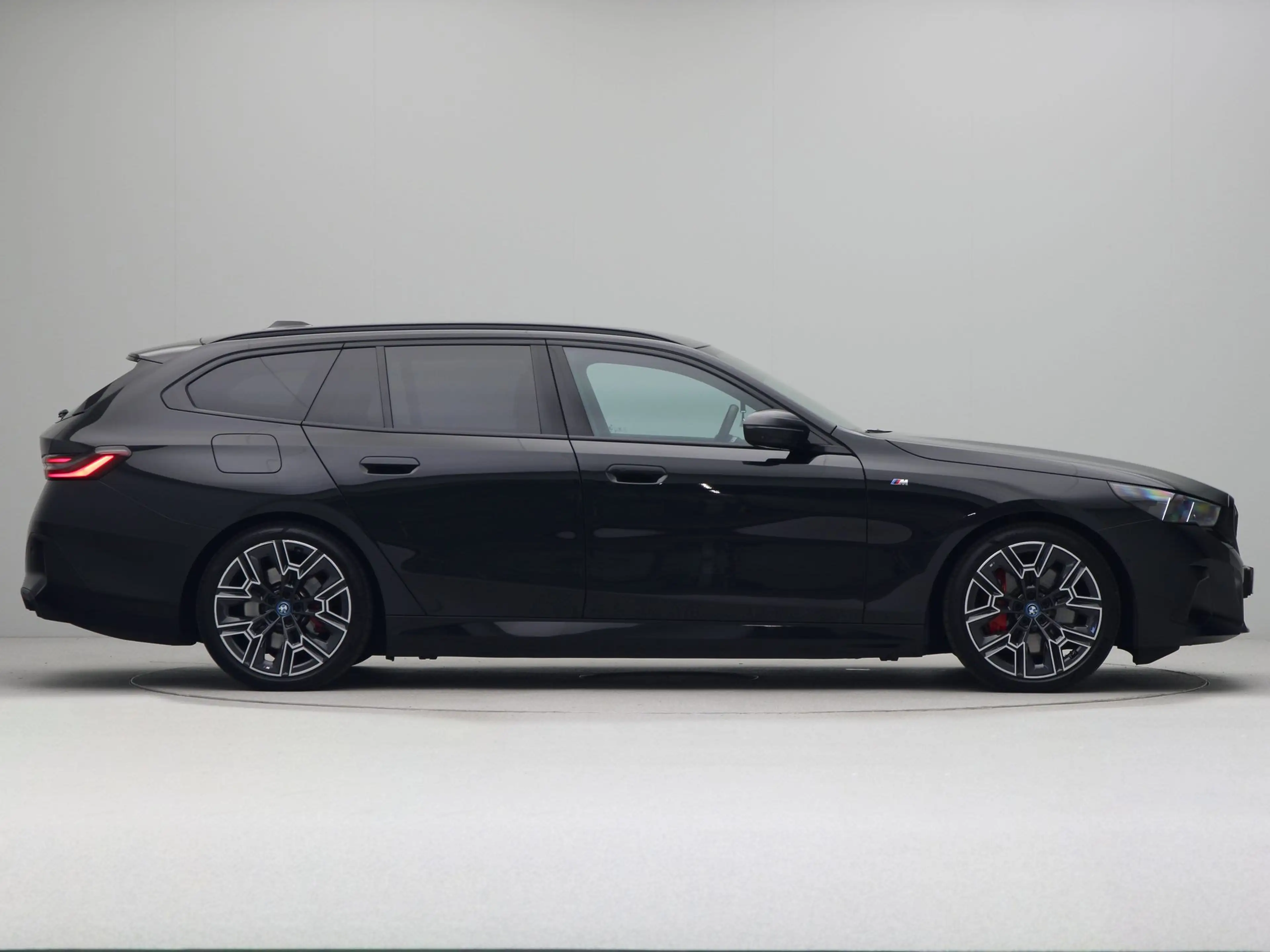 BMW i5 Touring eDrive40 84 kWh M-Sport Pro SoH 100% — photo 7