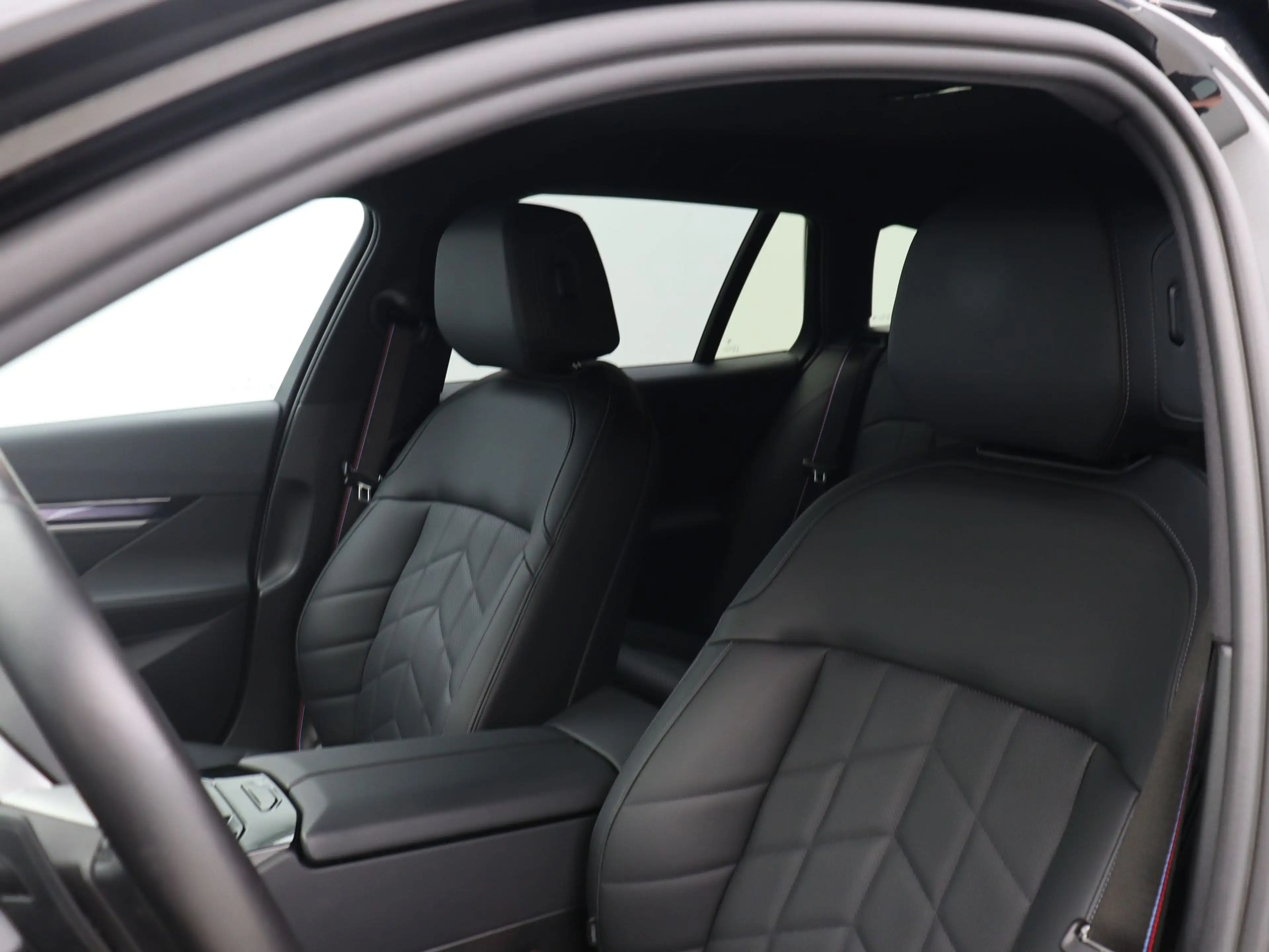 BMW i5 Touring eDrive40 84 kWh M-Sport Pro SoH 100% — photo 4
