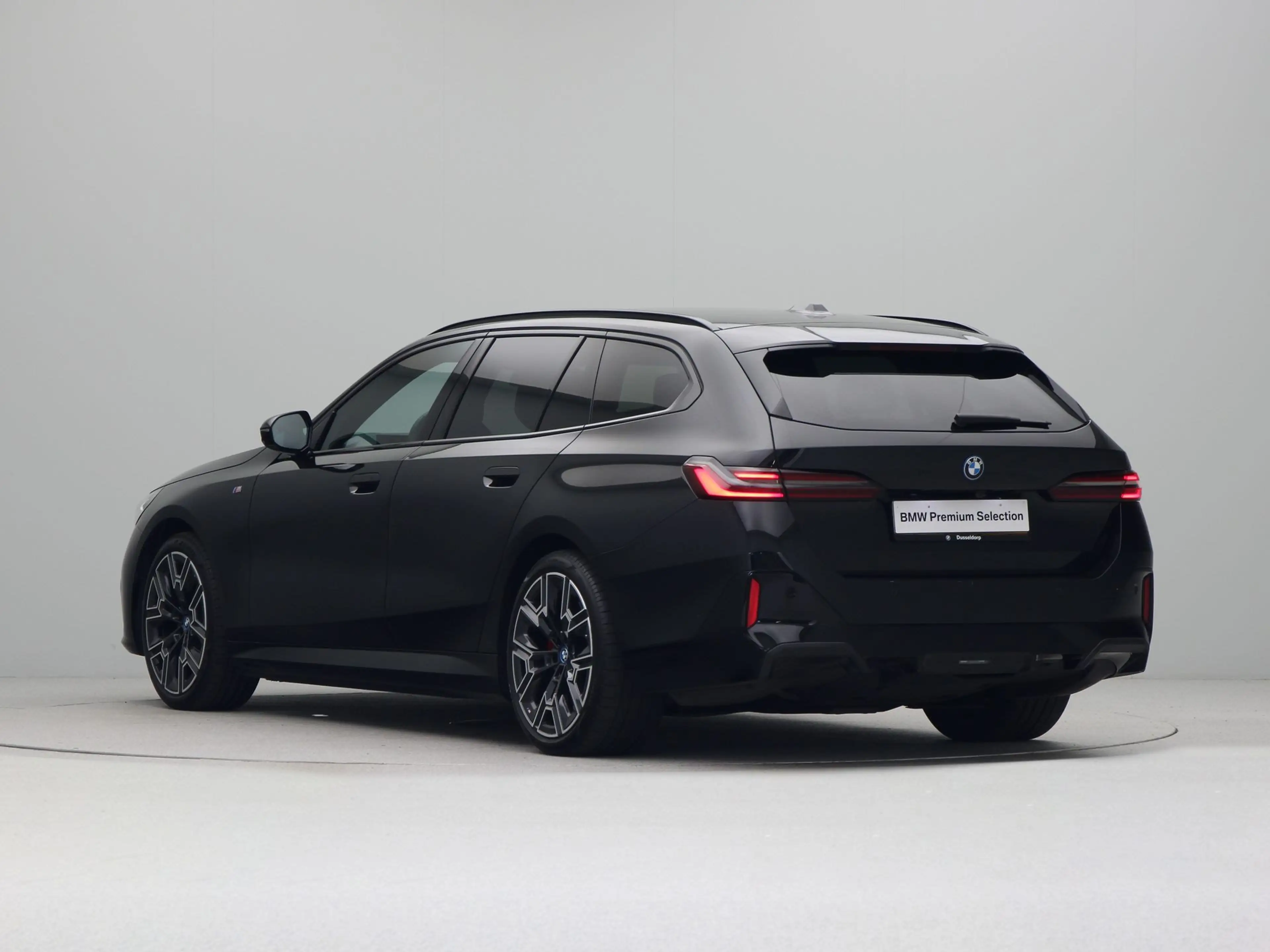 BMW i5 Touring eDrive40 84 kWh M-Sport Pro SoH 100% — photo 10