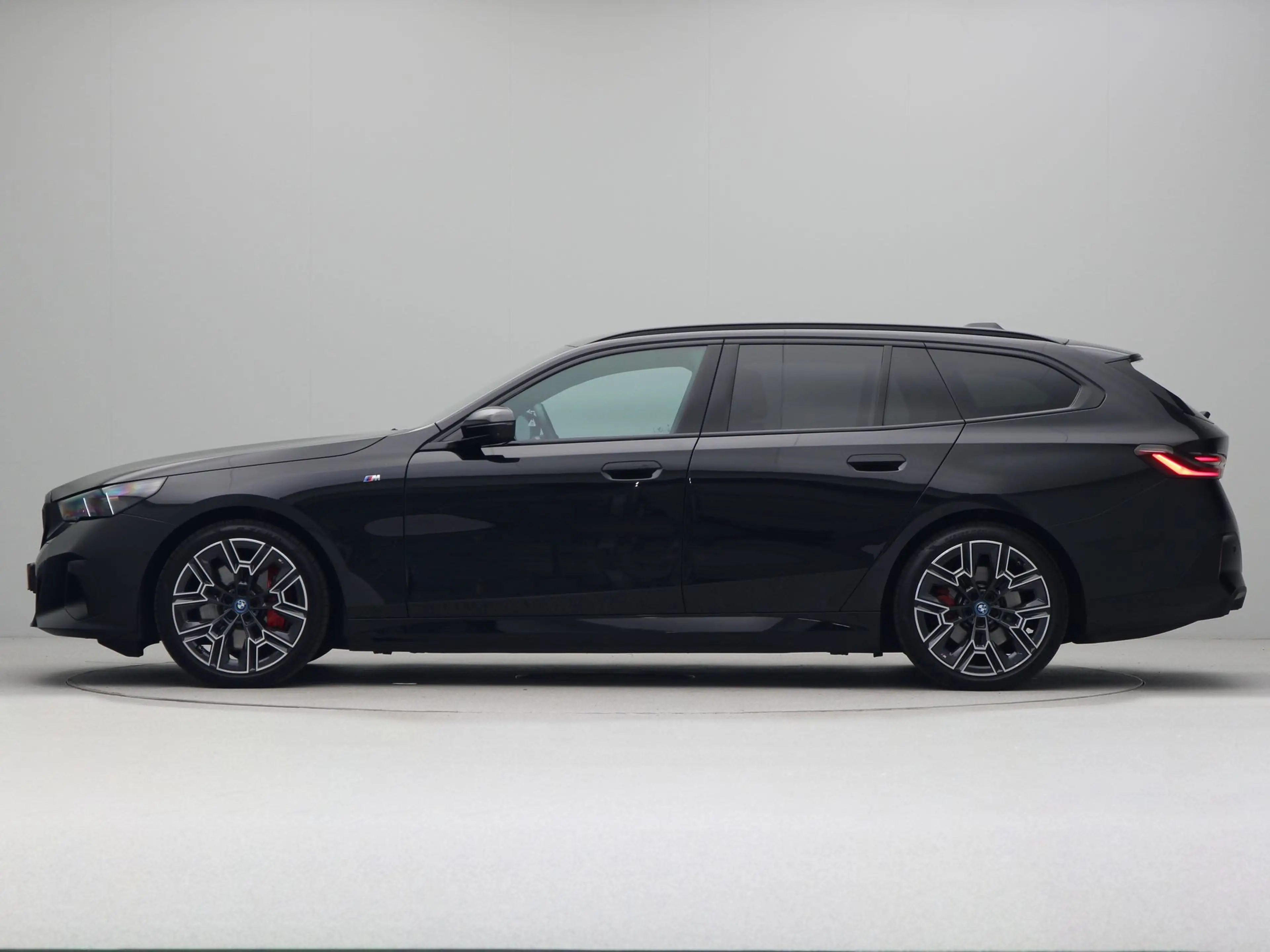 BMW i5 Touring eDrive40 84 kWh M-Sport Pro SoH 100% — photo 11