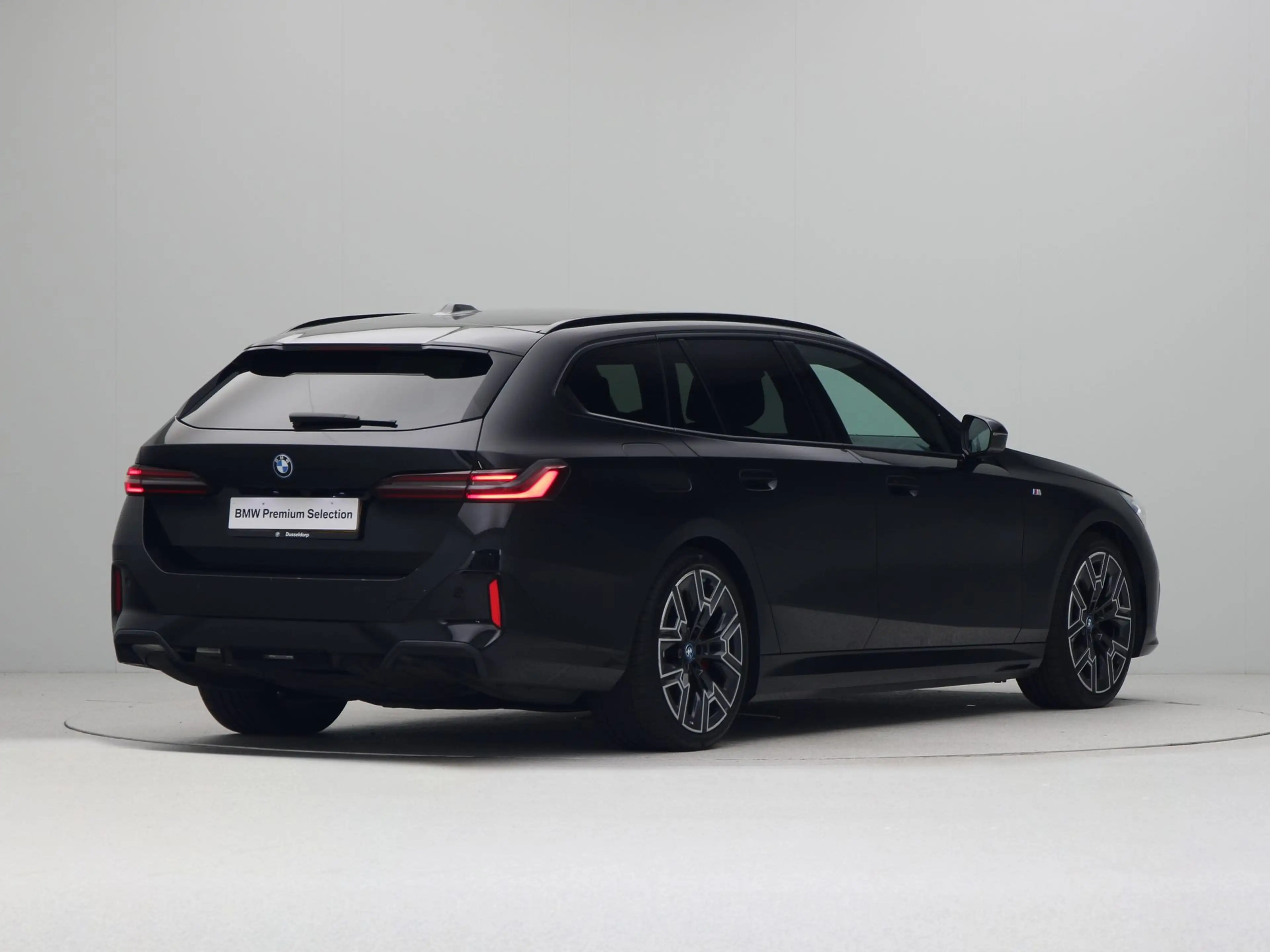BMW i5 Touring eDrive40 84 kWh M-Sport Pro SoH 100% — photo 8