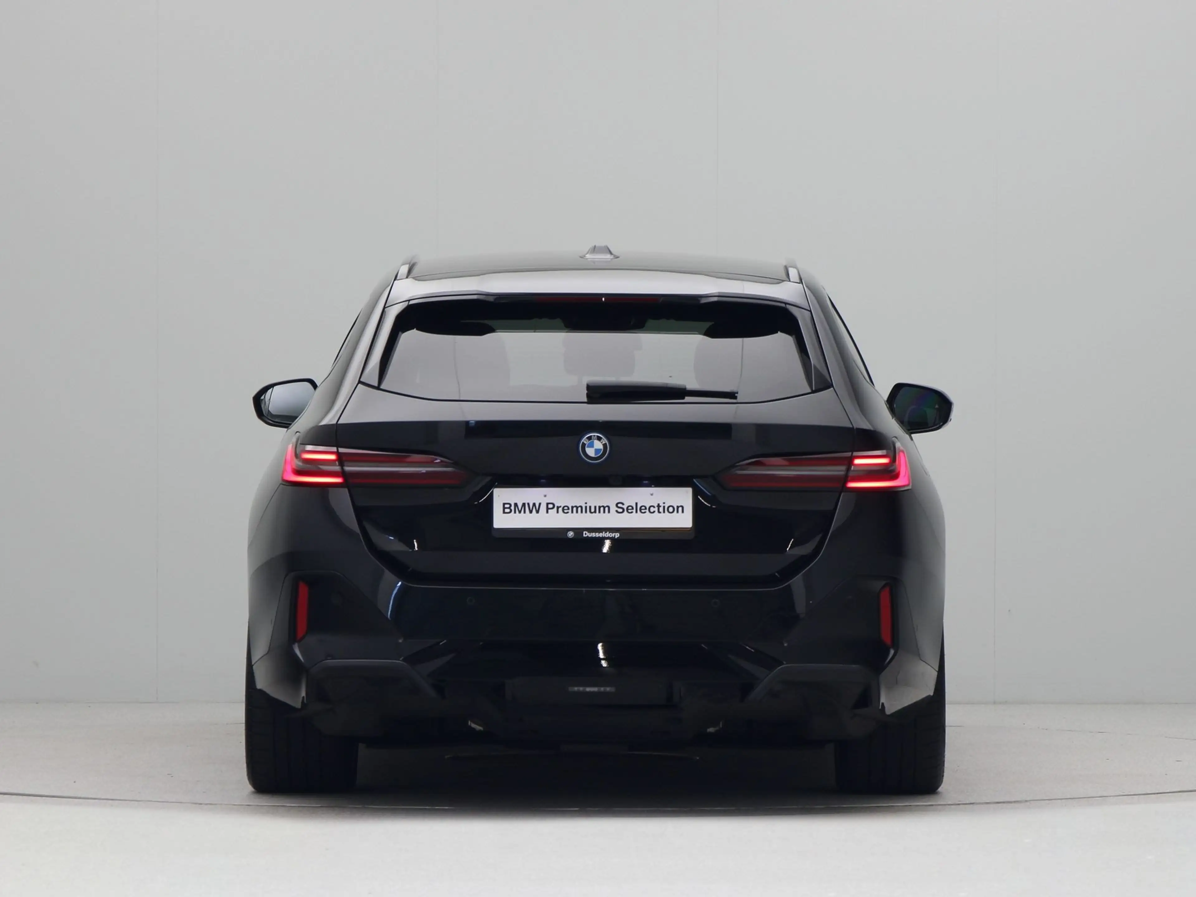 BMW i5 Touring eDrive40 84 kWh M-Sport Pro SoH 100% — photo 9