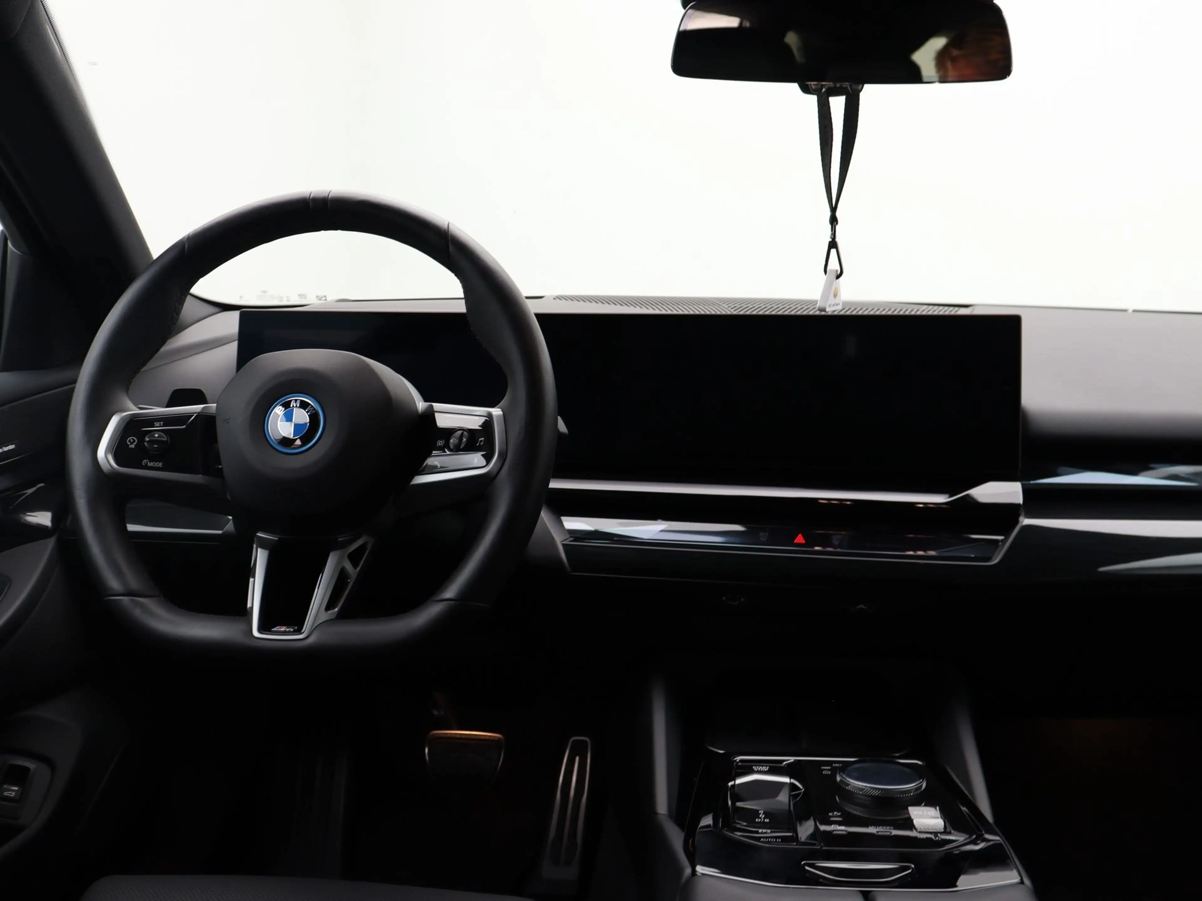 BMW i5 Touring eDrive40 84 kWh M-Sport Pro SoH 100% — photo 12