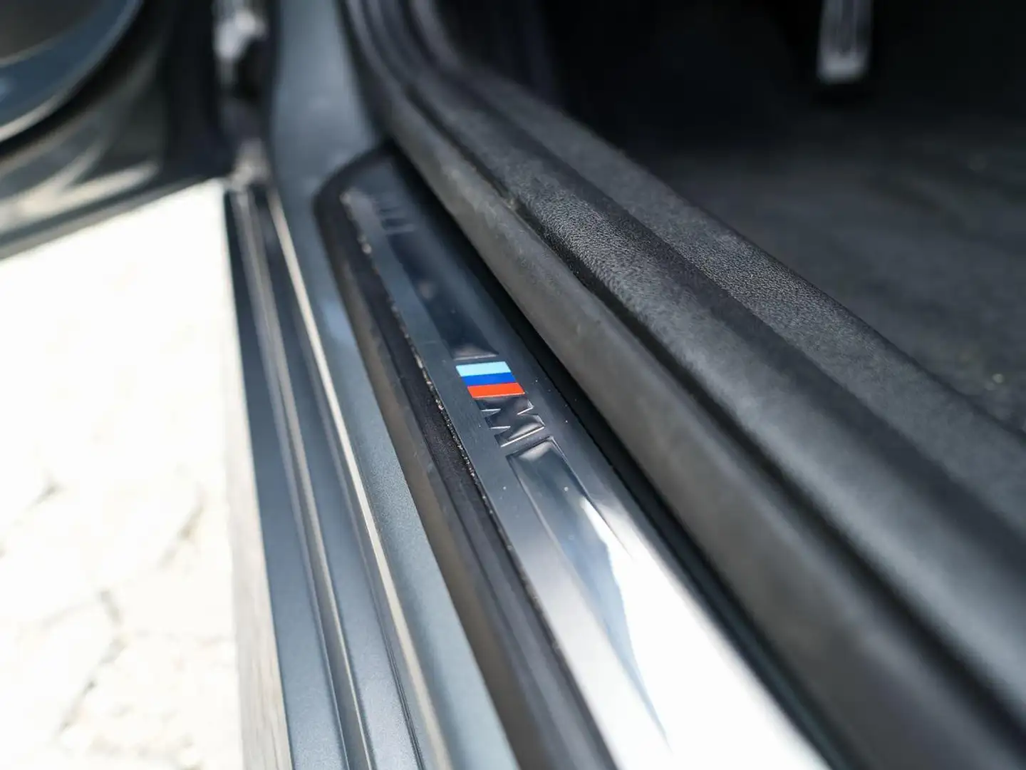 BMW 320 d xDrive Tour M-Sport AHK PANO ACC KoZg 360° Schwarz - 2