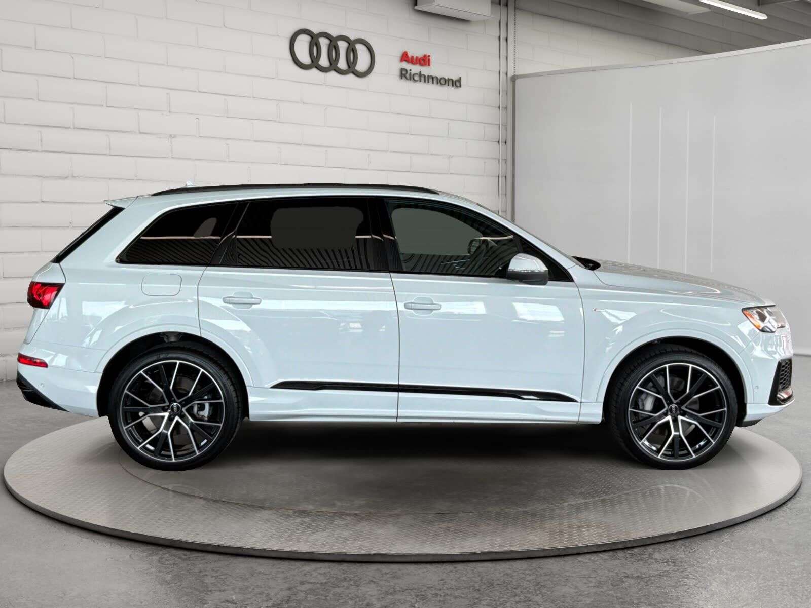 2022 Audi Q7 |TRAILER HITCH | 22 5V SPOKE STAR DESIGN WHEELS | — снимка 1