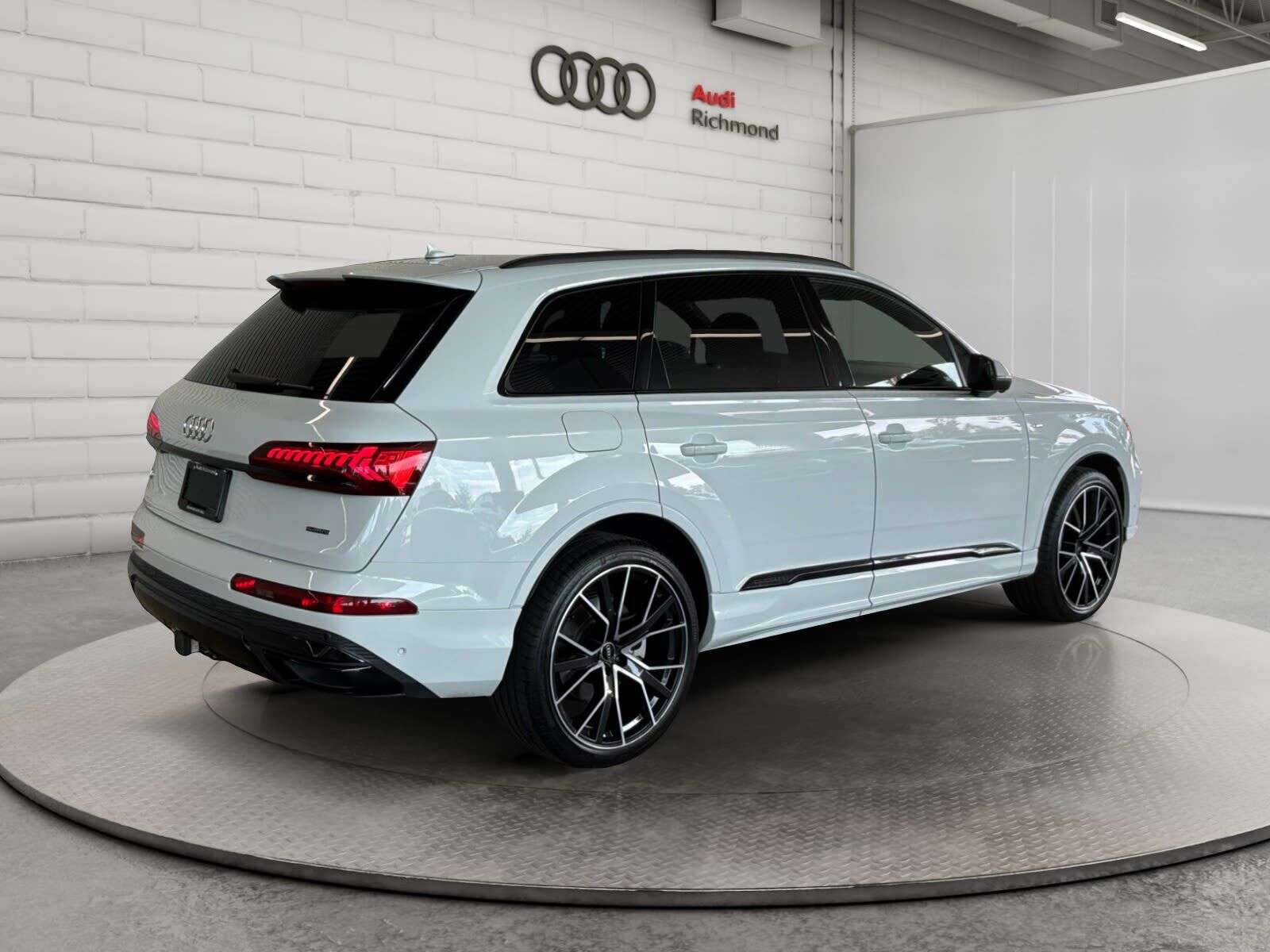 2022 Audi Q7 |TRAILER HITCH | 22 5V SPOKE STAR DESIGN WHEELS | — снимка 1