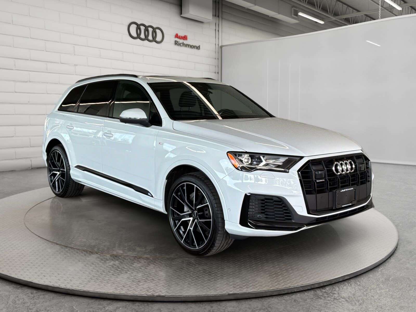 2022 Audi Q7 |TRAILER HITCH | 22 5V SPOKE STAR DESIGN WHEELS | — снимка 1