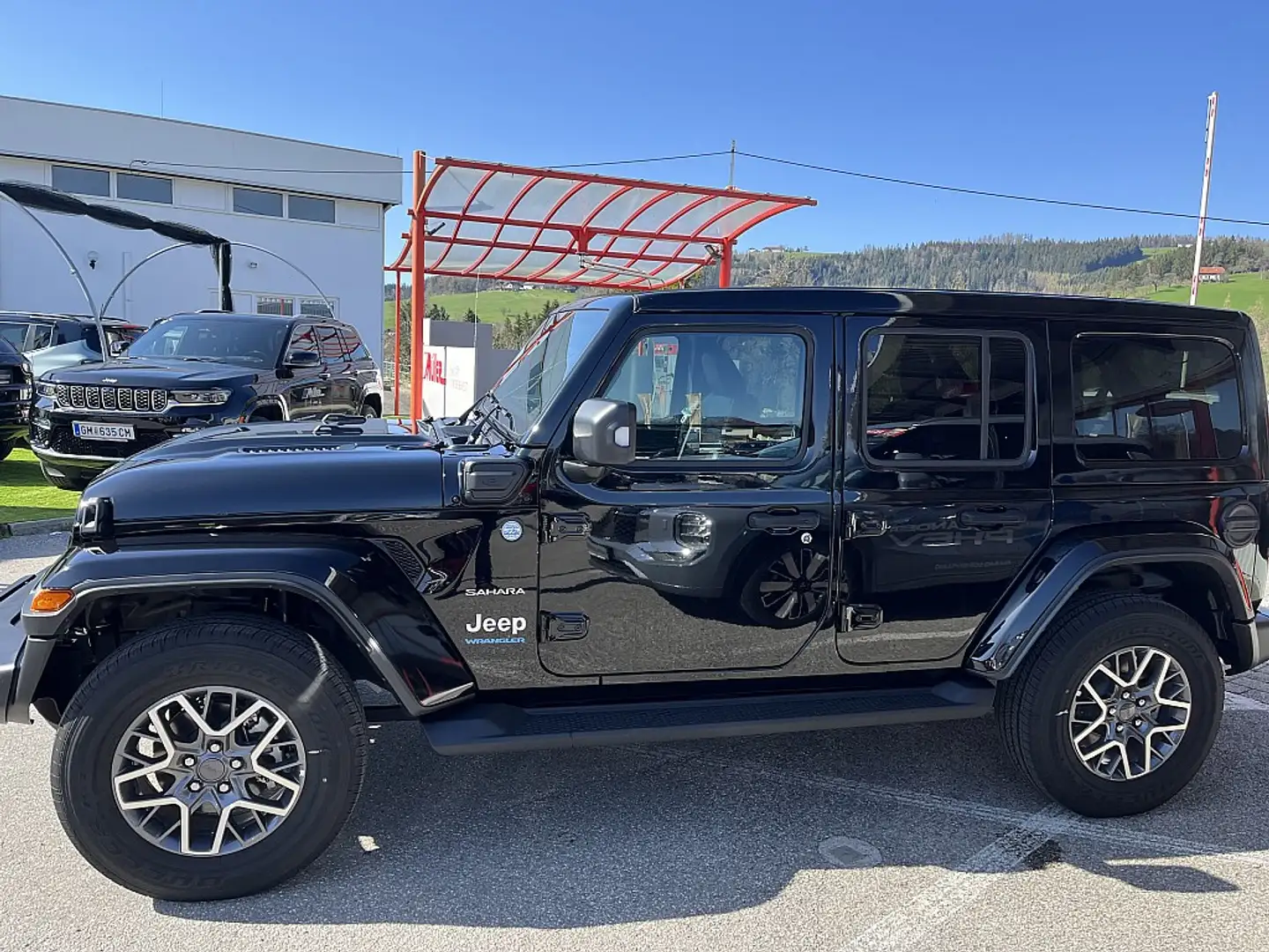 Jeep Wrangler Sahara 2.0 PHEV 380 PS AT 4xe Schwarz - 2