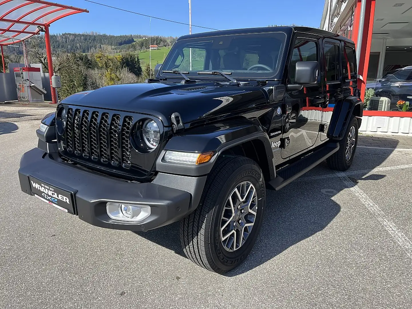 Jeep Wrangler Sahara 2.0 PHEV 380 PS AT 4xe Schwarz - 1