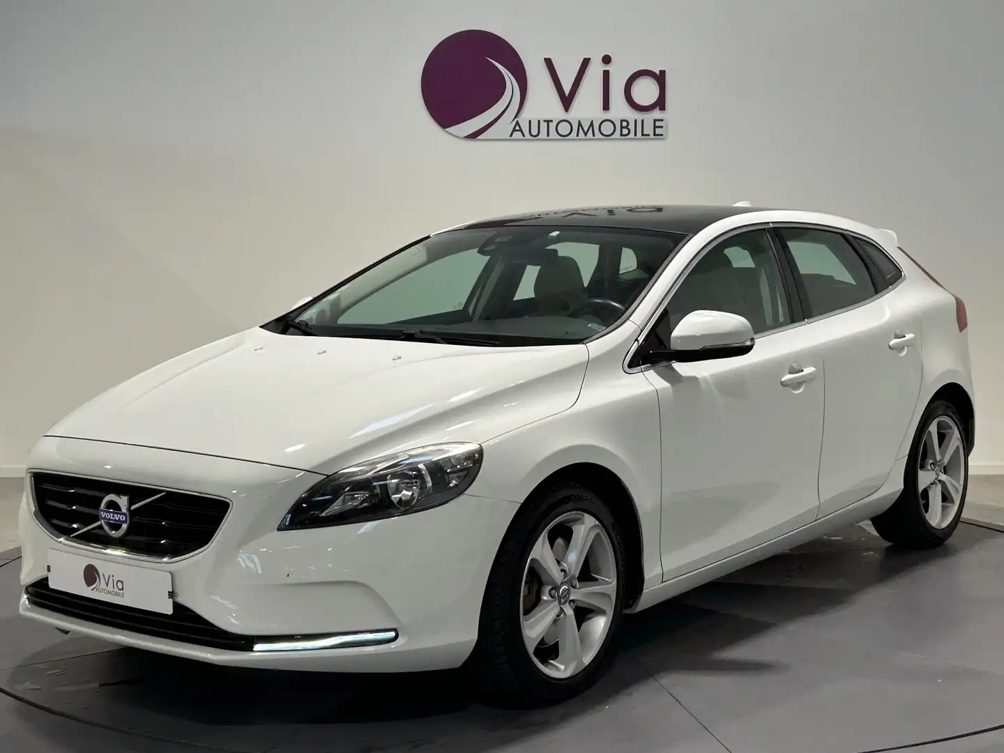 Volvo V40 D4 177 Momentum Blanc - 1