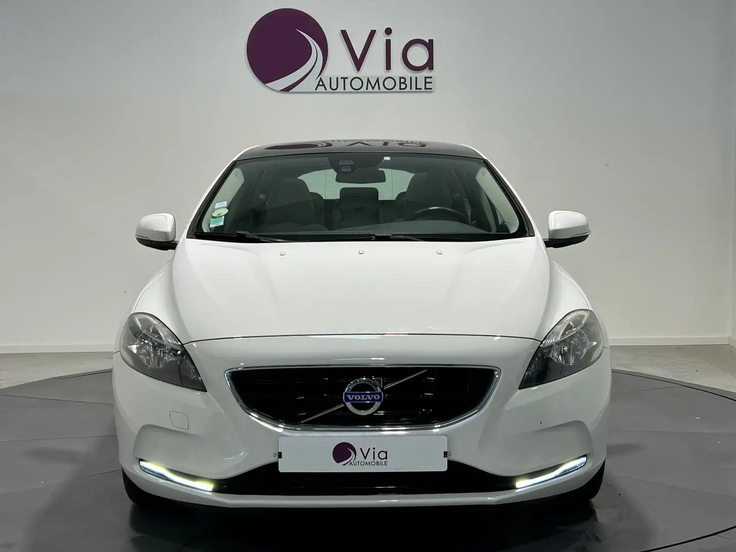 Volvo V40 D4 177 Momentum Blanc - 2