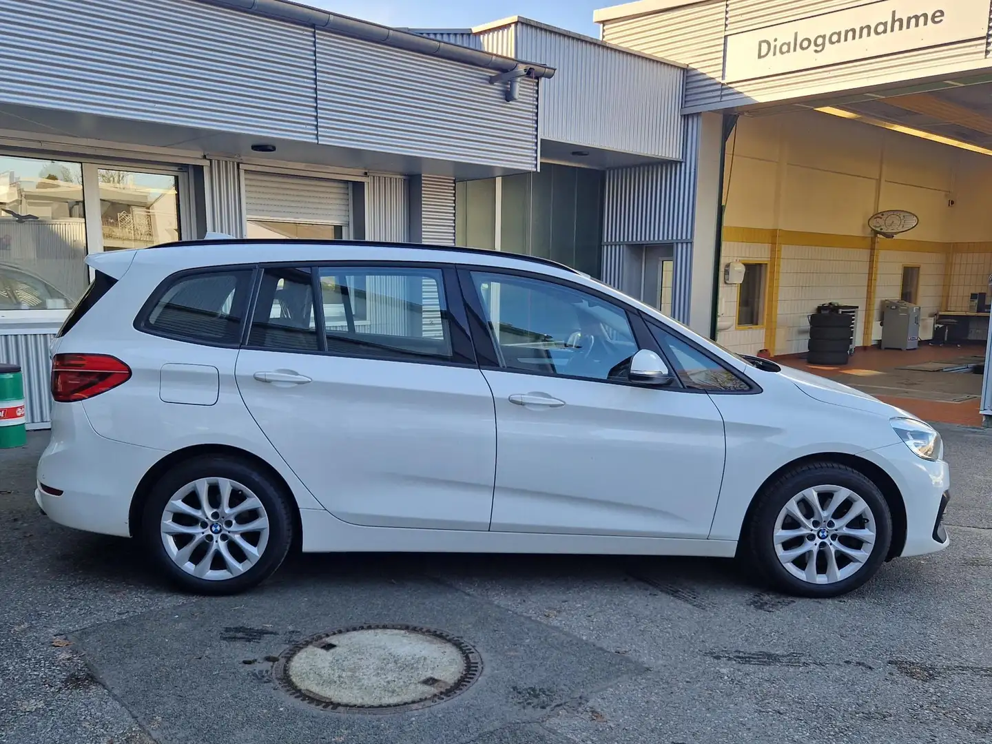 BMW 218 218d Advantage NAVI PDC Tempmat SHZ AHK1500kg Weiß - 2