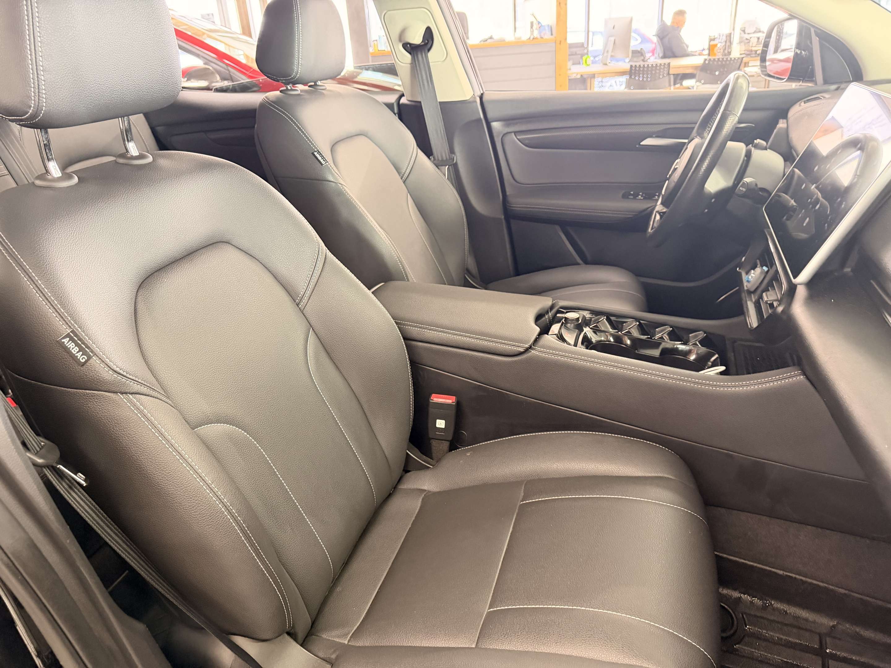 2023 VinFast VF8 Eco - Image 11