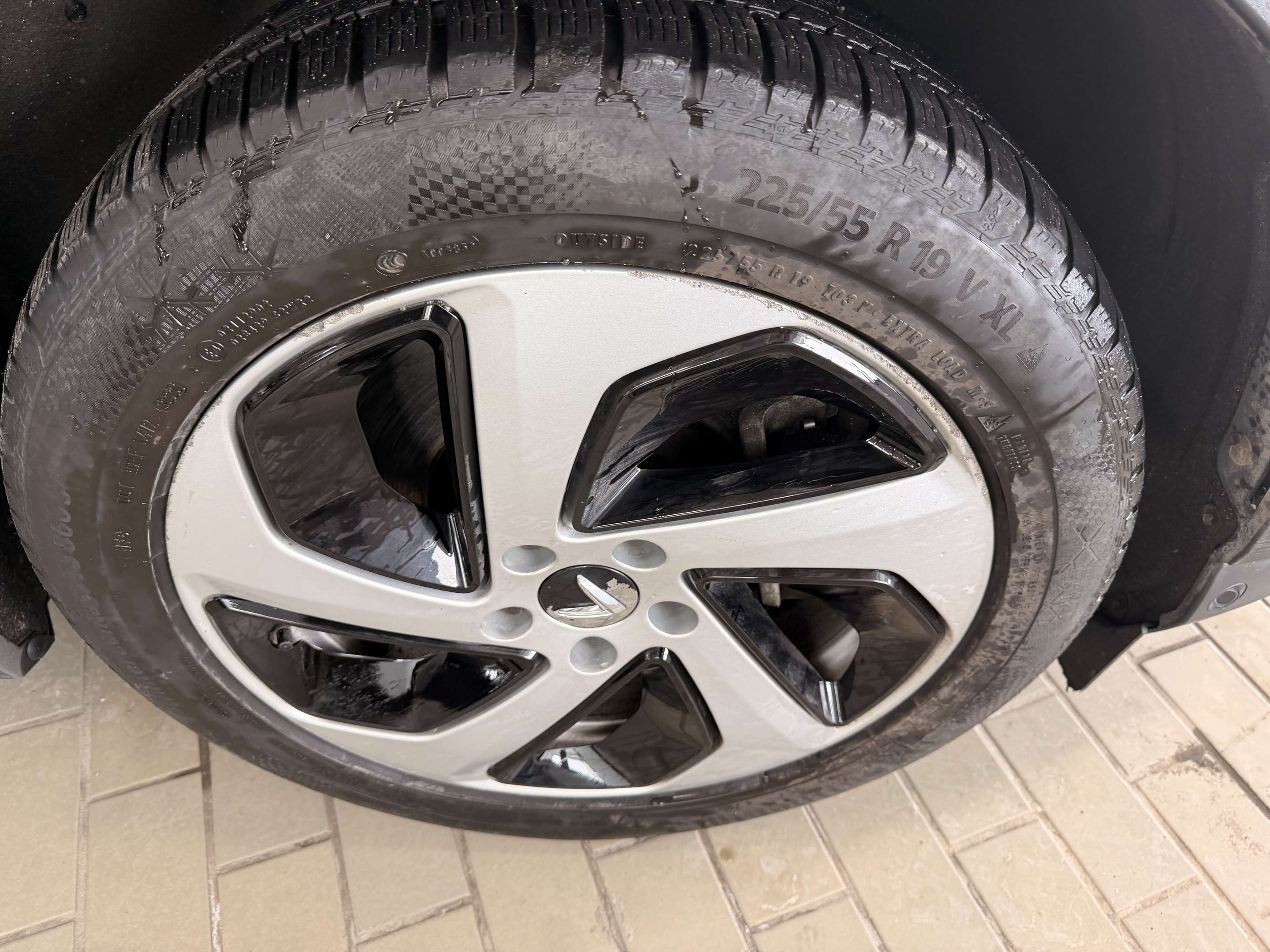 2023 VinFast VF8 Eco - Image 9