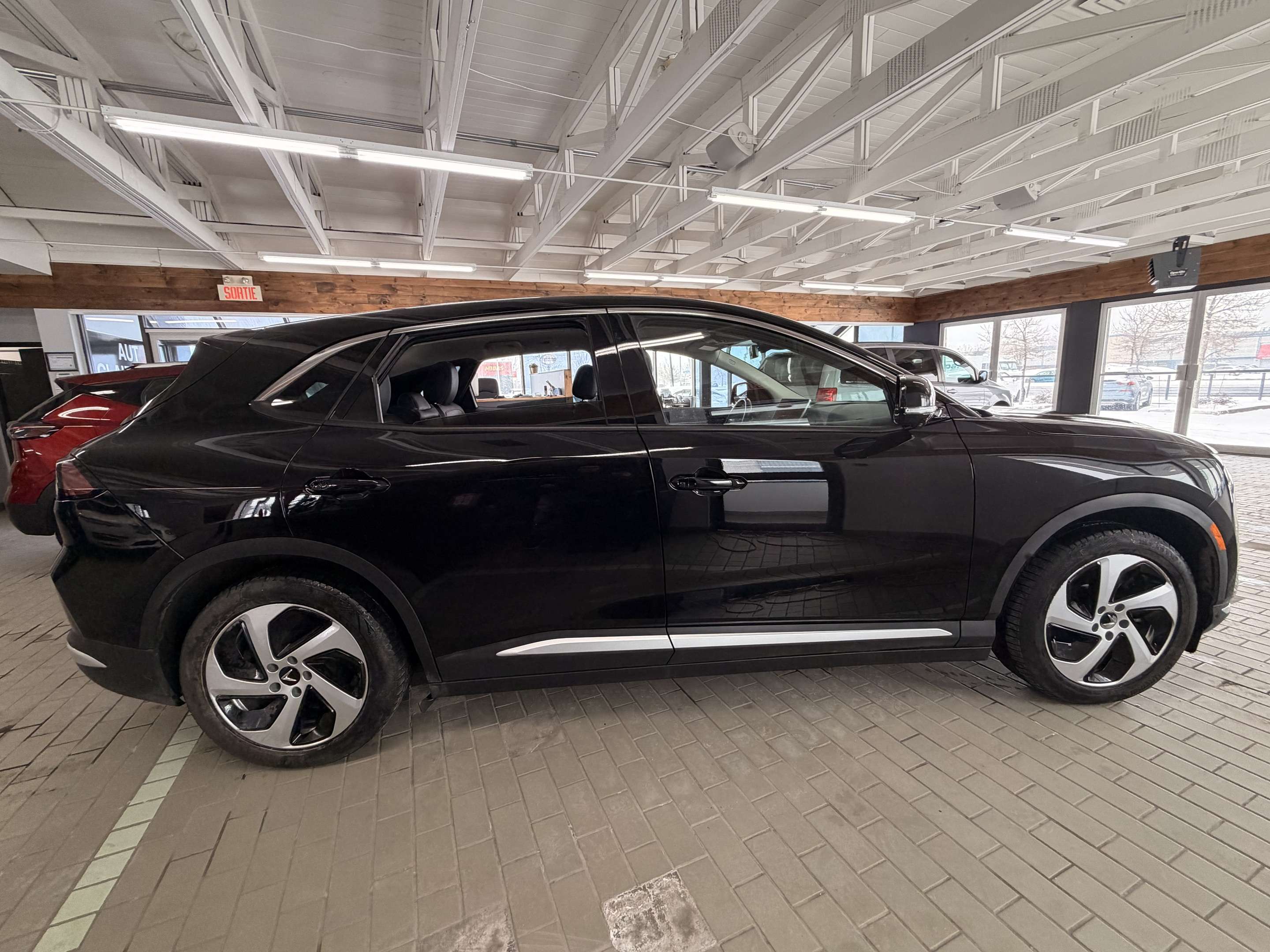 2023 VinFast VF8 Eco - Image 6