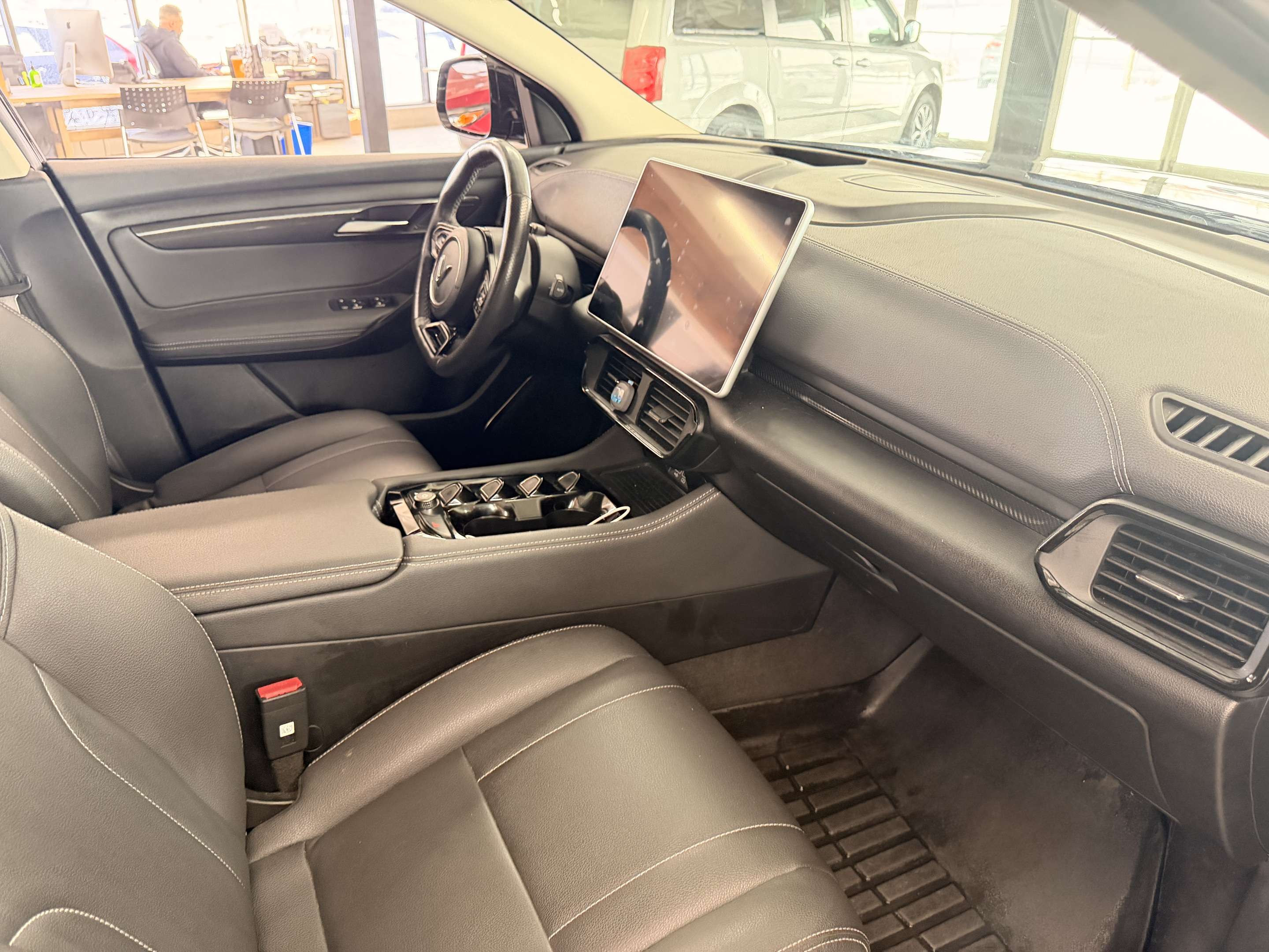 2023 VinFast VF8 Eco - Image 10