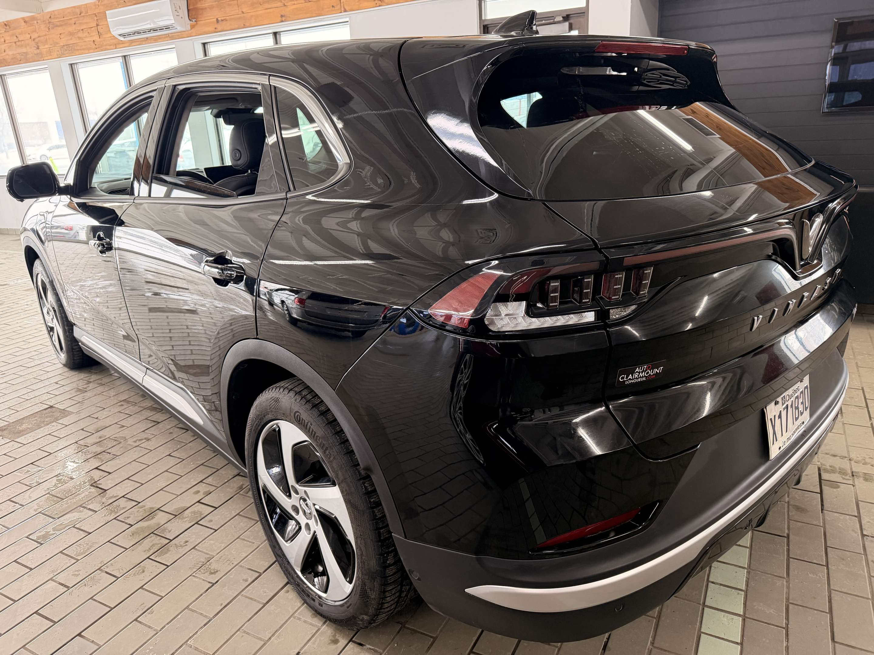 2023 VinFast VF8 Eco - Image 3