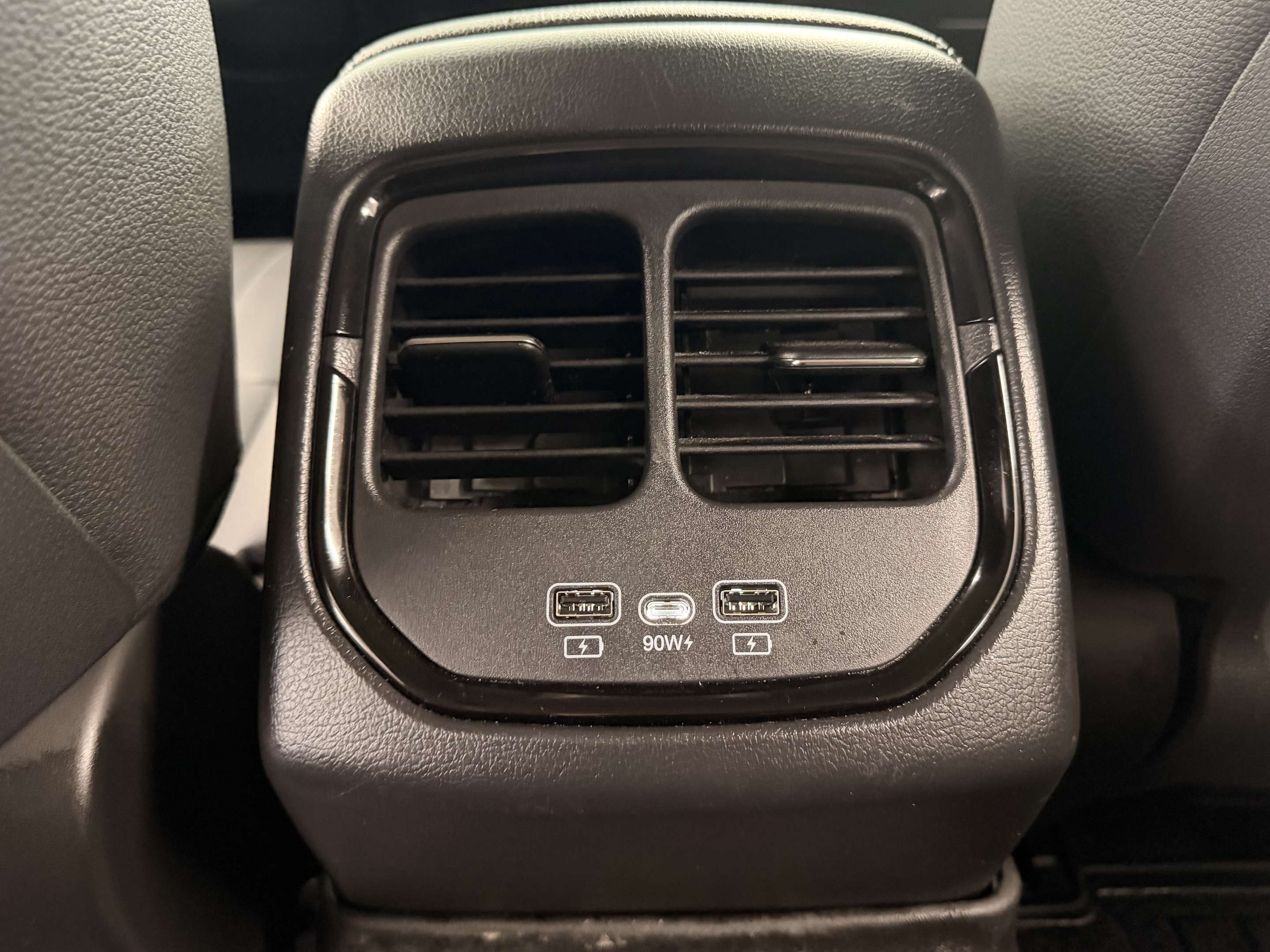 2023 VinFast VF8 Eco - Image 14