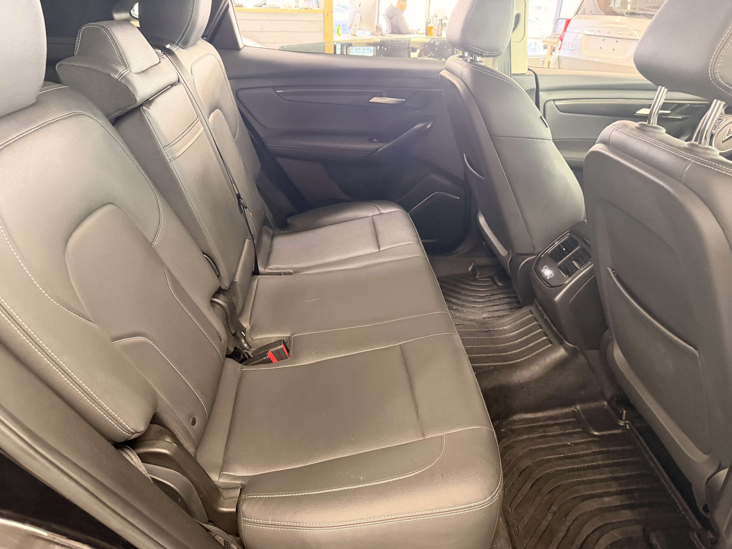 2023 VinFast VF8 Eco - Image 12