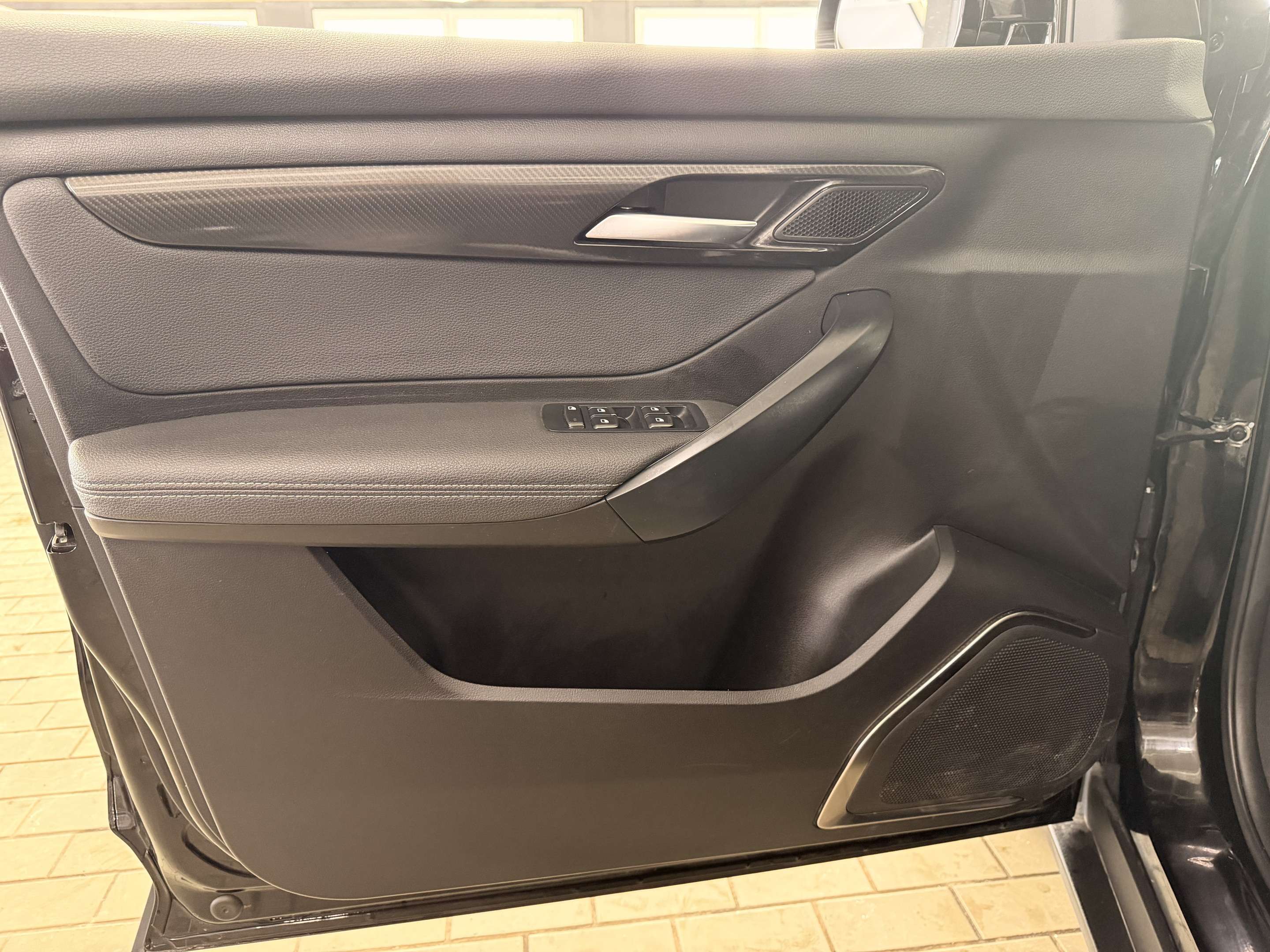 2023 VinFast VF8 Eco - Image 16