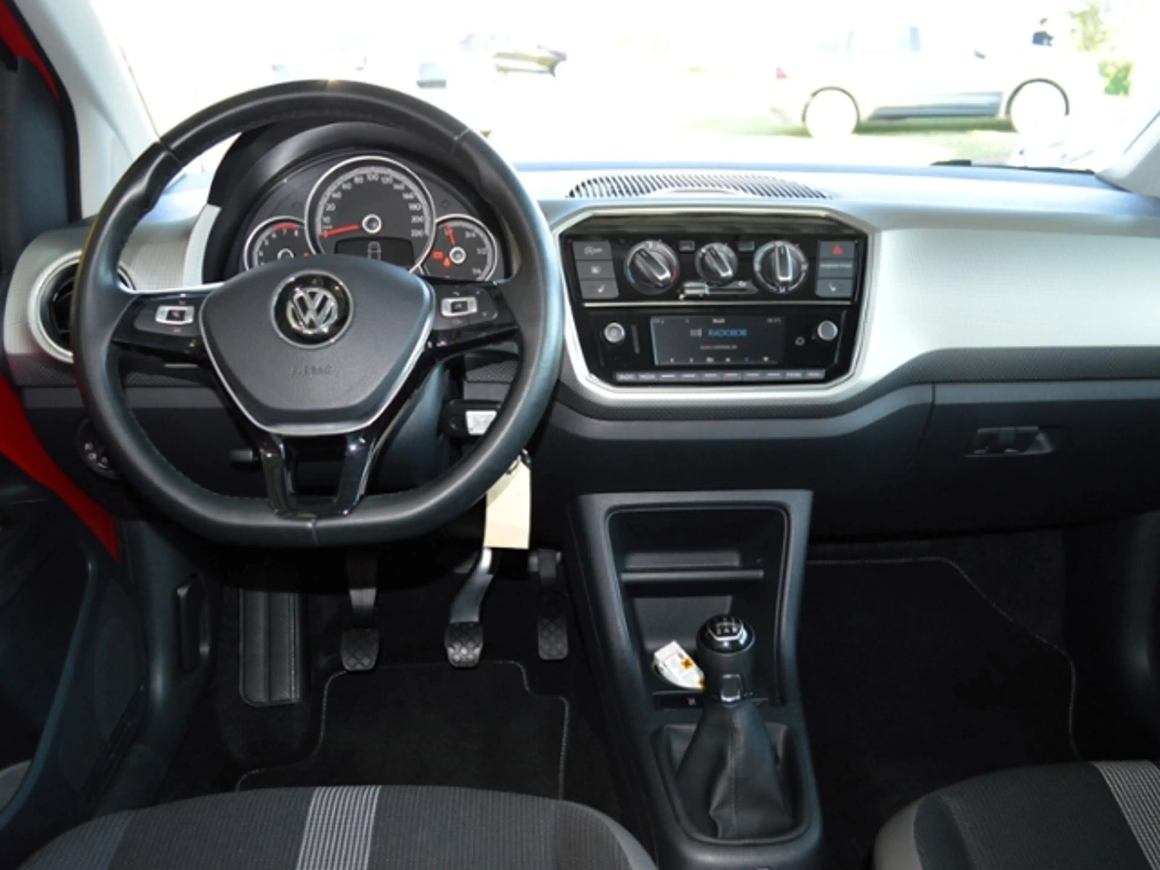 Volkswagen up! 1,0 high KLIMA ALU SHZ — photo 3