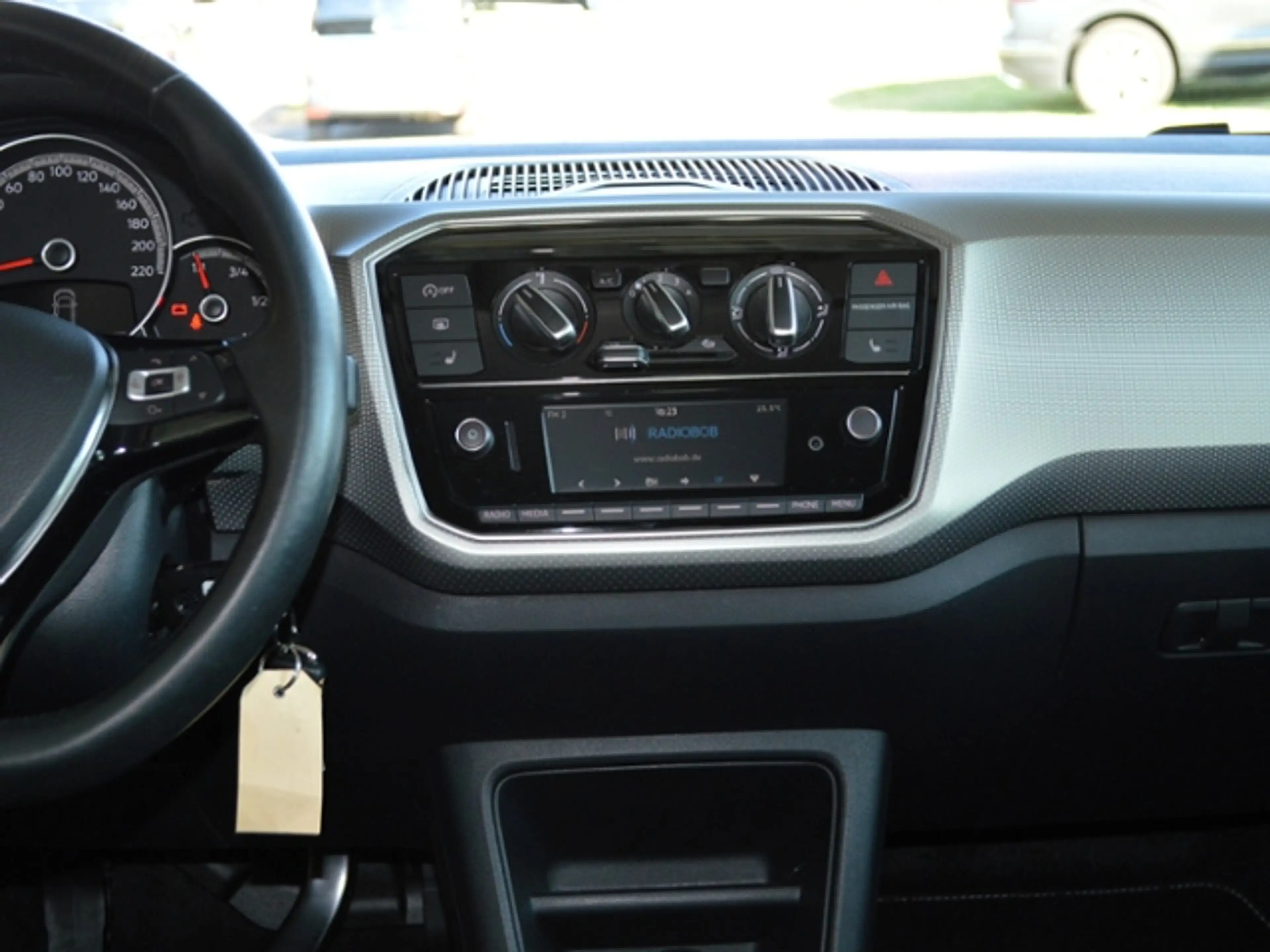 Volkswagen up! 1,0 high KLIMA ALU SHZ — photo 6
