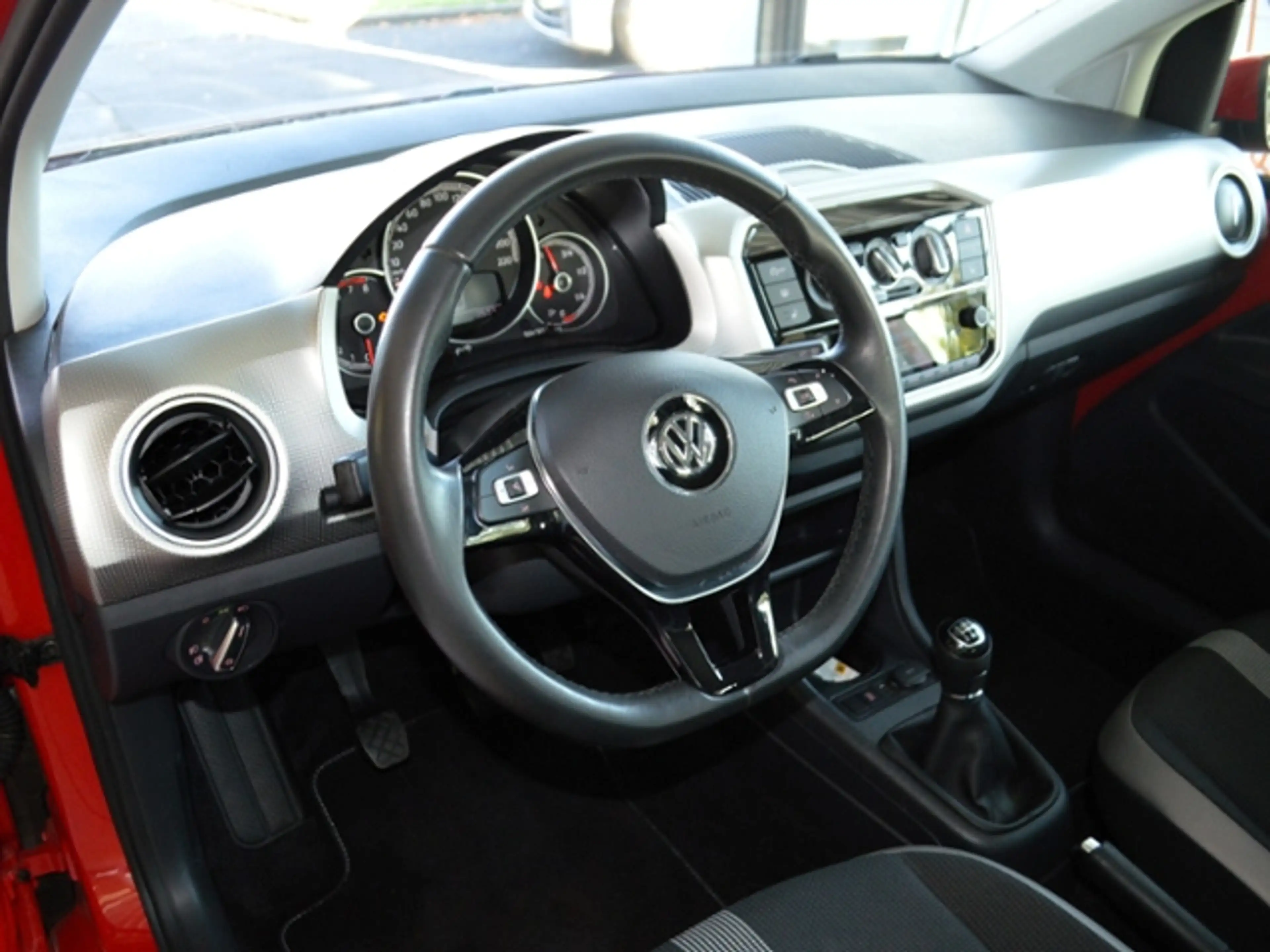 Volkswagen up! 1,0 high KLIMA ALU SHZ — photo 8